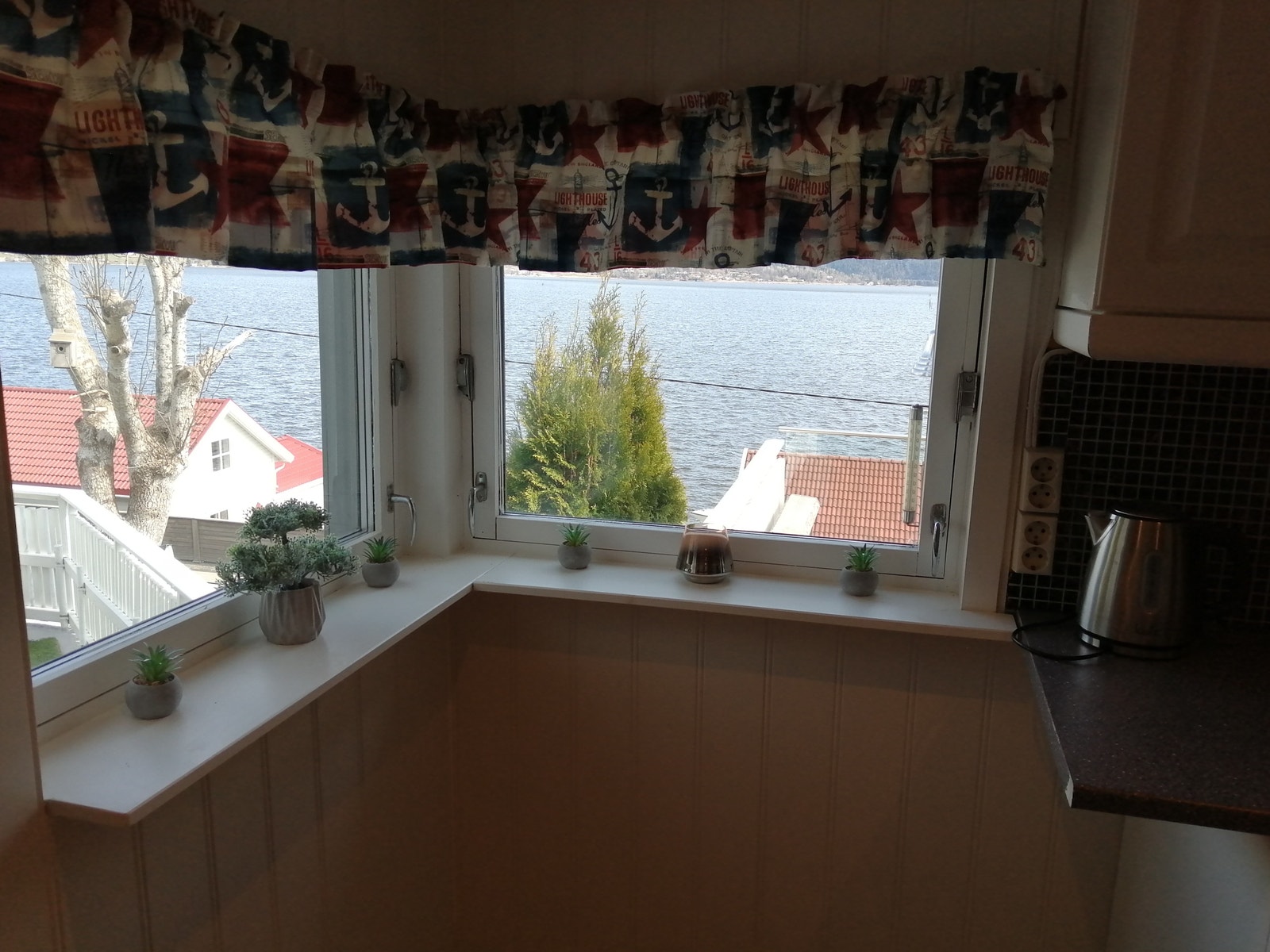 Totalt 3 vinduer på kjøkken. 2 ut mot fjorden og 1 mot Drammen. Galleribilde