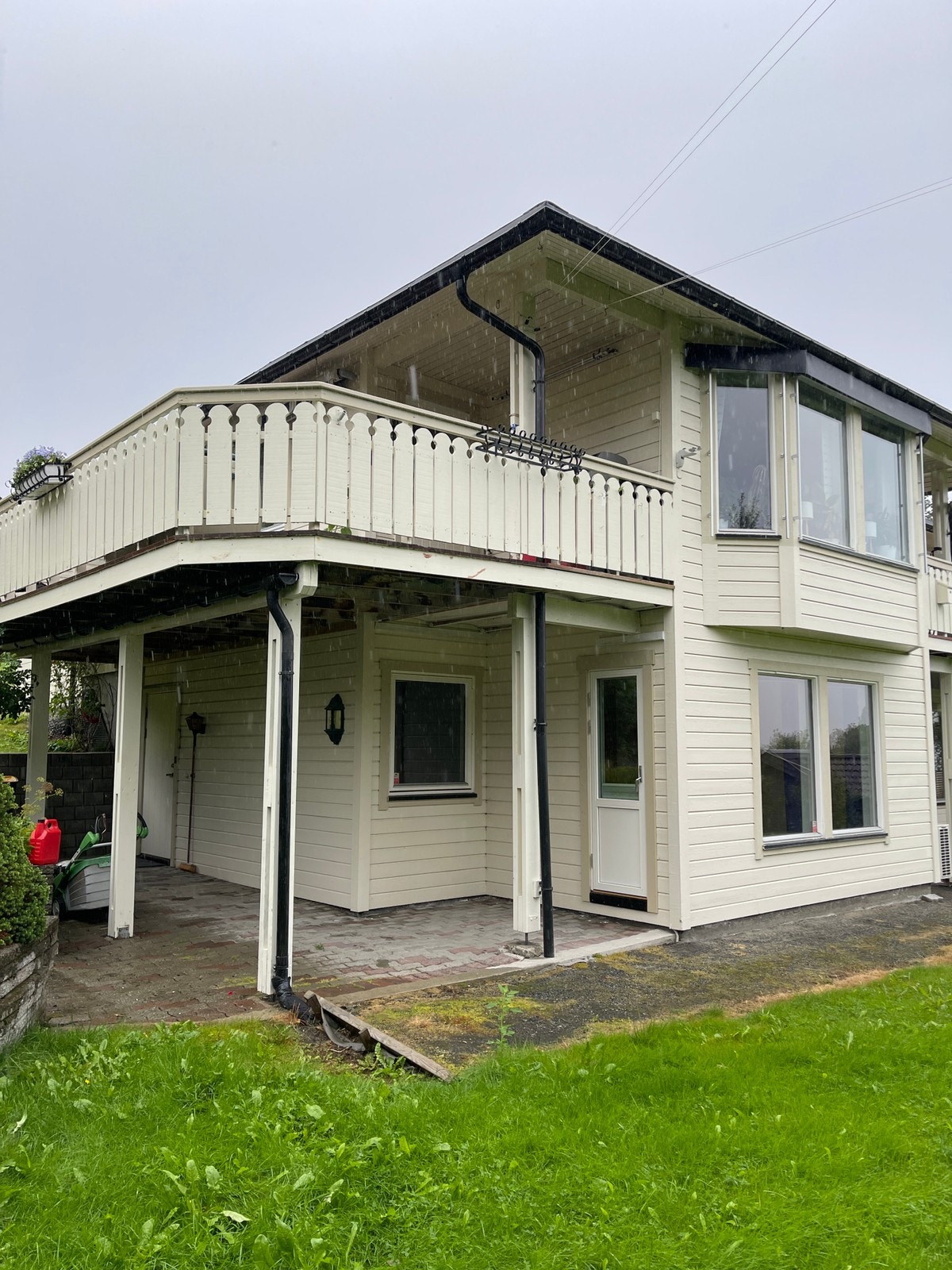 Eget inngangsparti med fin steinlagt uteplass. Verandadør ut mot hage. Galleribilde