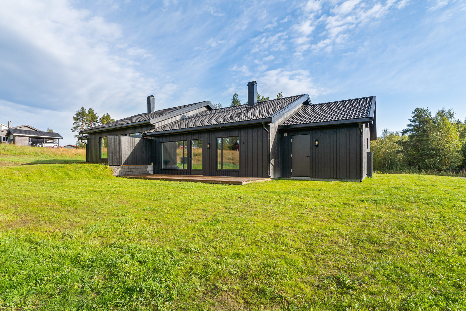 Flott uteplass på fremsiden av boligen. Egen inngang til bod og garasje.