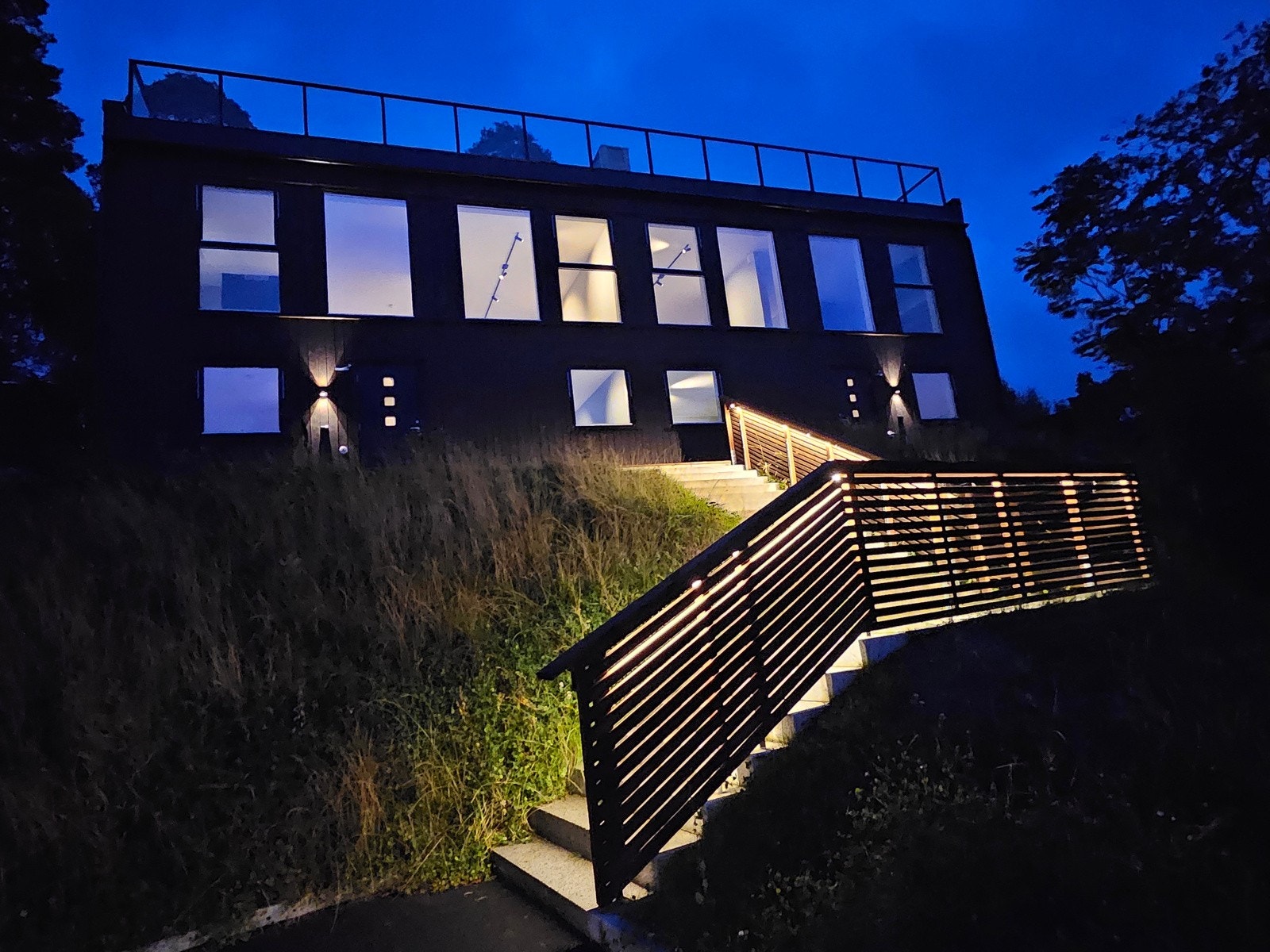 Trapp i granitt fra gårdsplass og opp til boligen Galleribilde