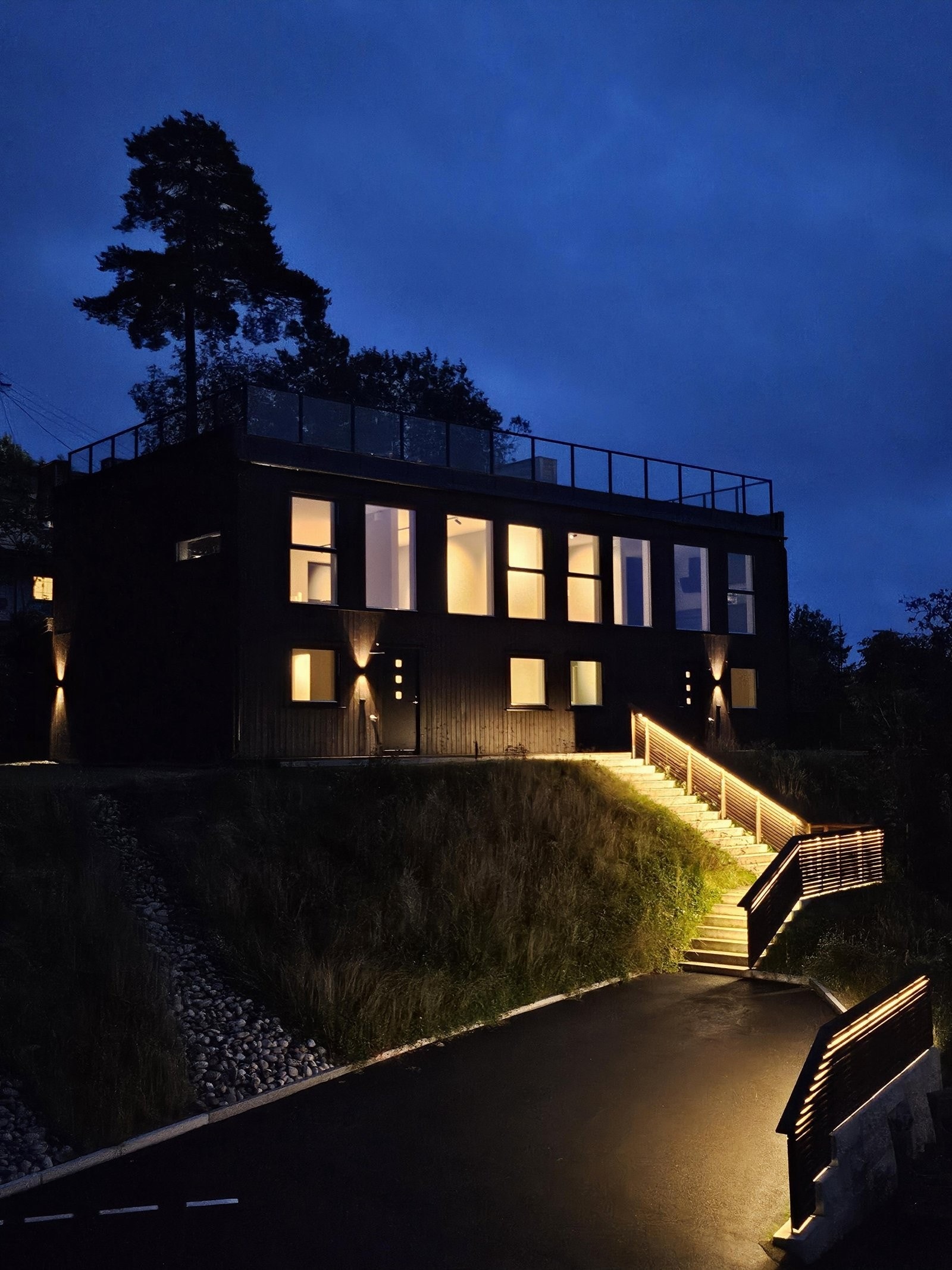 Flott integrert beløysning rundt granitttrapp opp til boligen Galleribilde