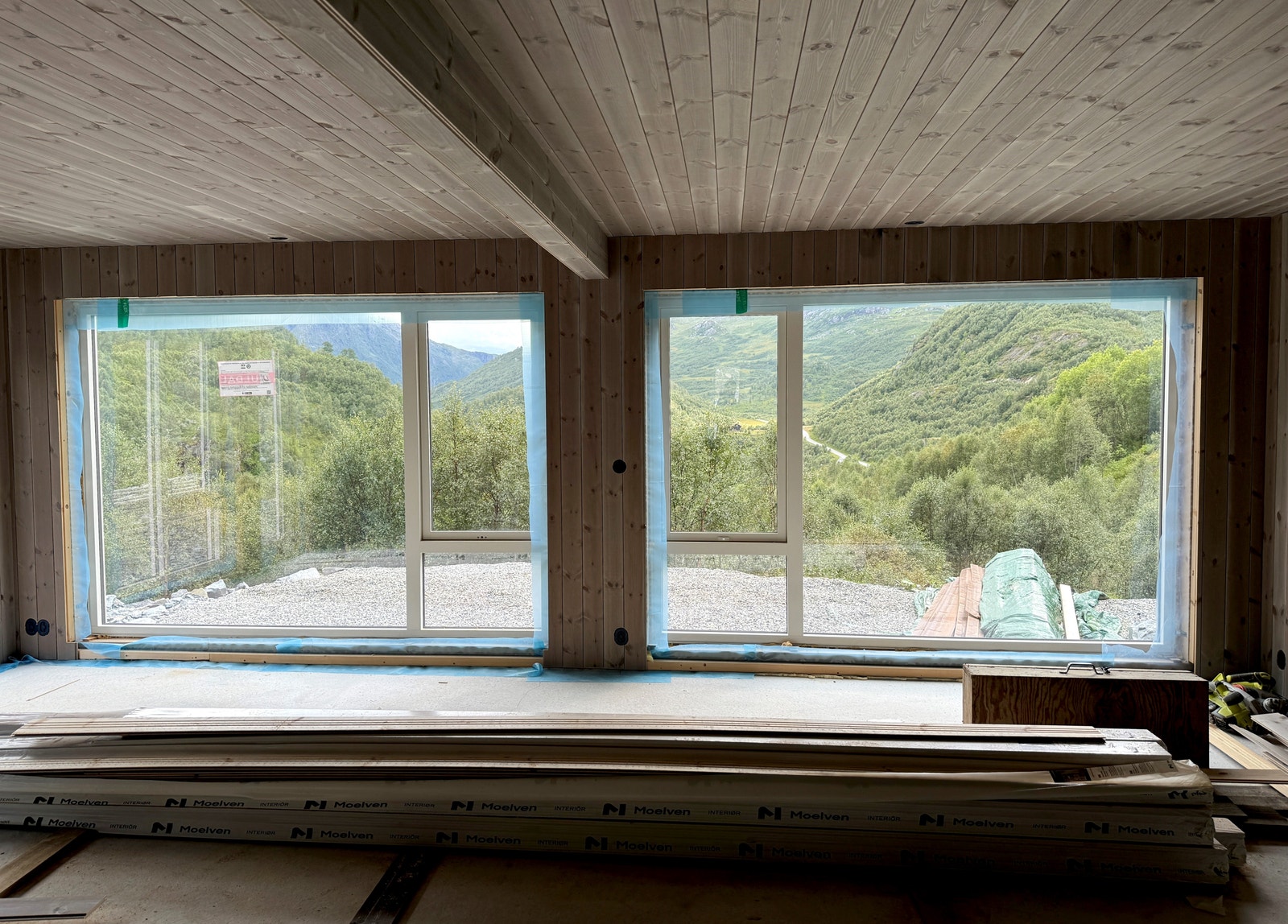 Store vindusflåter i stue/kjøkken Galleribilde