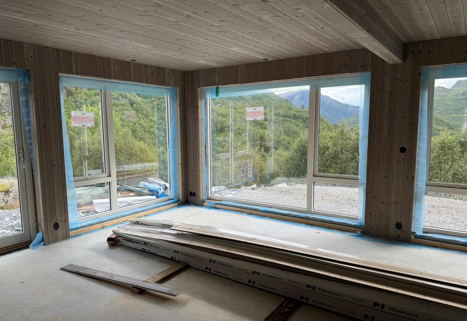 Store vindusflåter i stue/kjøkken Galleribilde