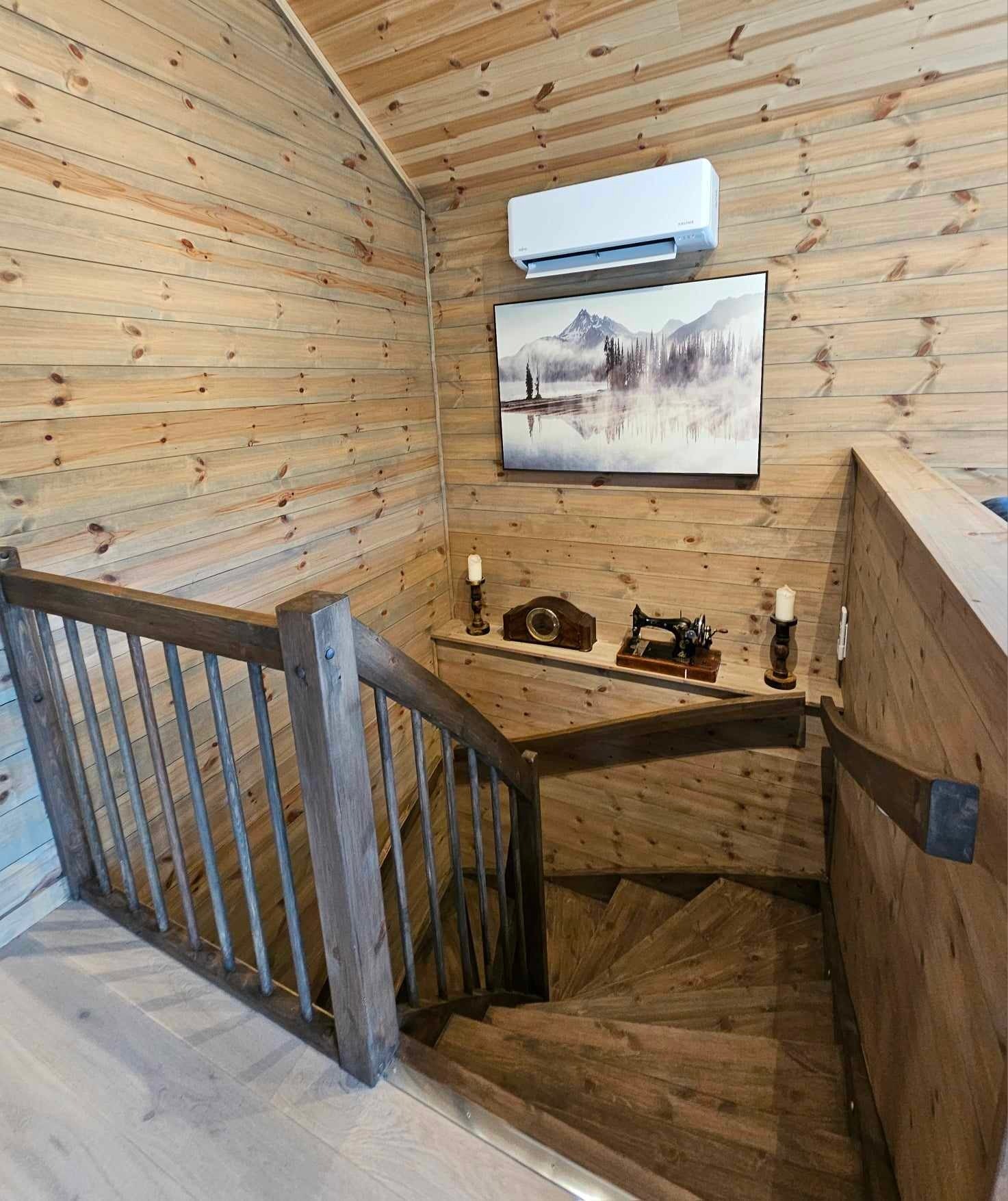 Trapp fra allrommet ned til underetasjen - varmepumpe installert her Galleribilde