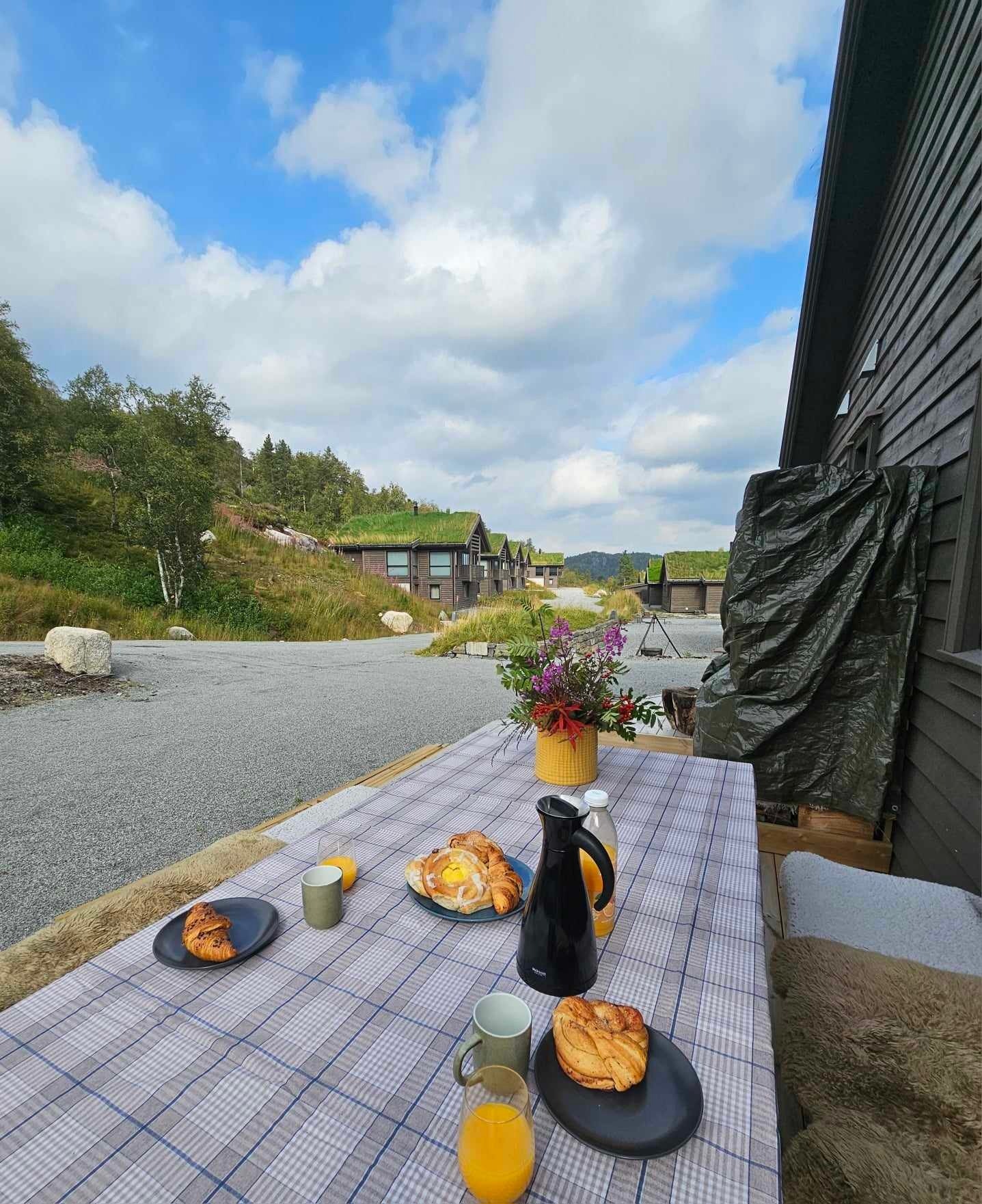 Uteplatting har god plass! Her står det også et ball-nett med opplegg for ball- og racketspill Galleribilde