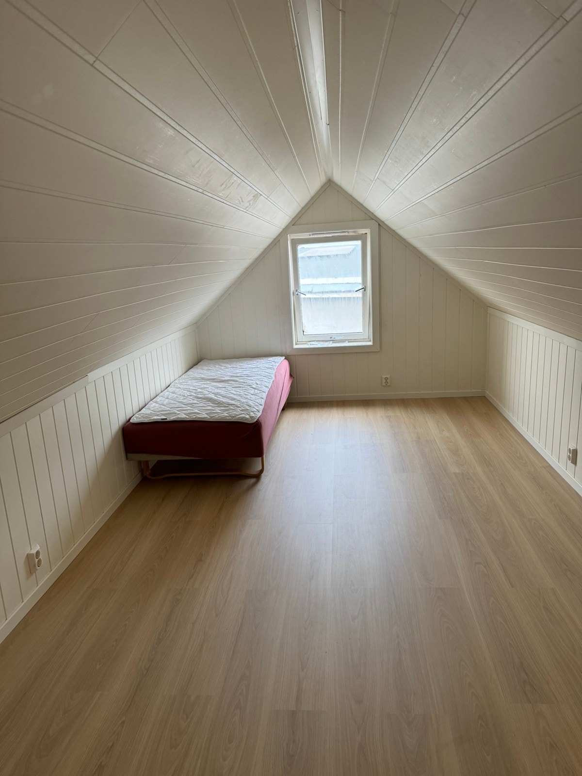 Rom 5 andre etasje. 200cm takhøyde. 14kvm - Utleid Galleribilde