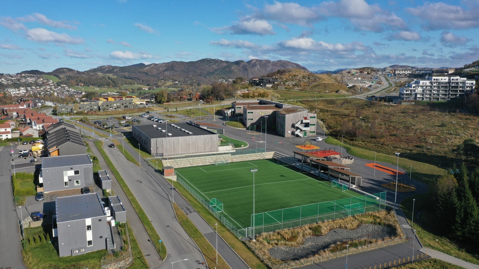 Kleivane skole med flotte anlegg og idrettshall. Galleribilde