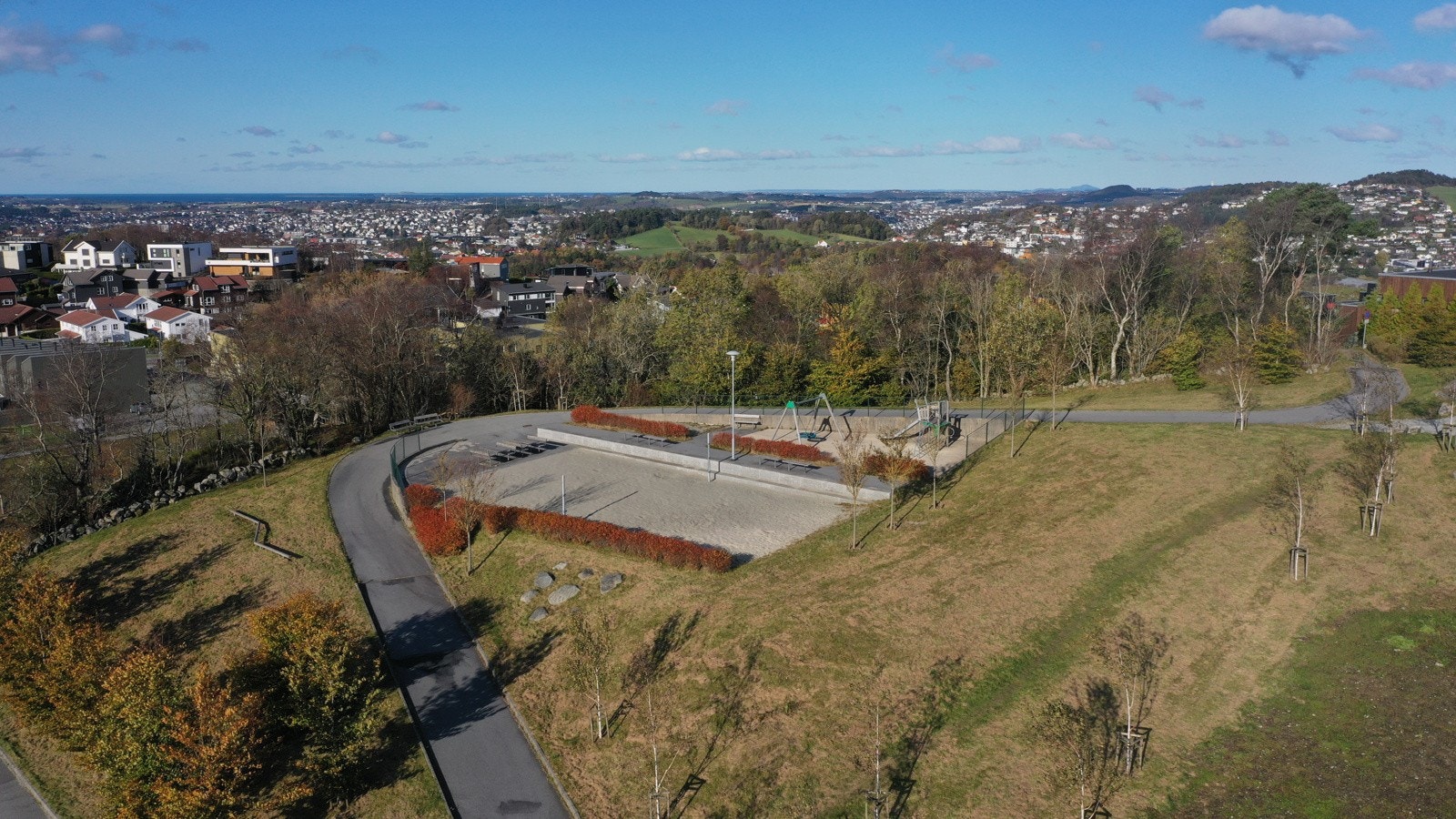 Flere flotte nærområder med lekeplasser og rekreasjonsområder. Galleribilde