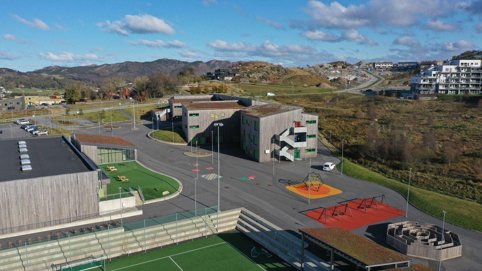 Skolen ligger få minutter fra boligene Galleribilde