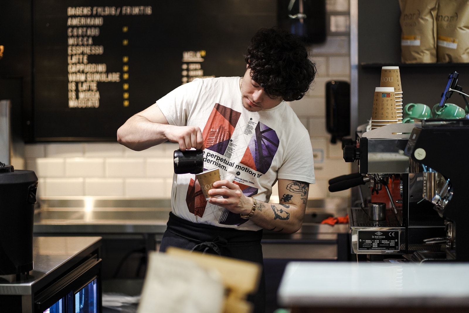 Egen kaffebar med ferske bakevarer. Et sted for tilfeldige møter og gode pauser. Galleribilde