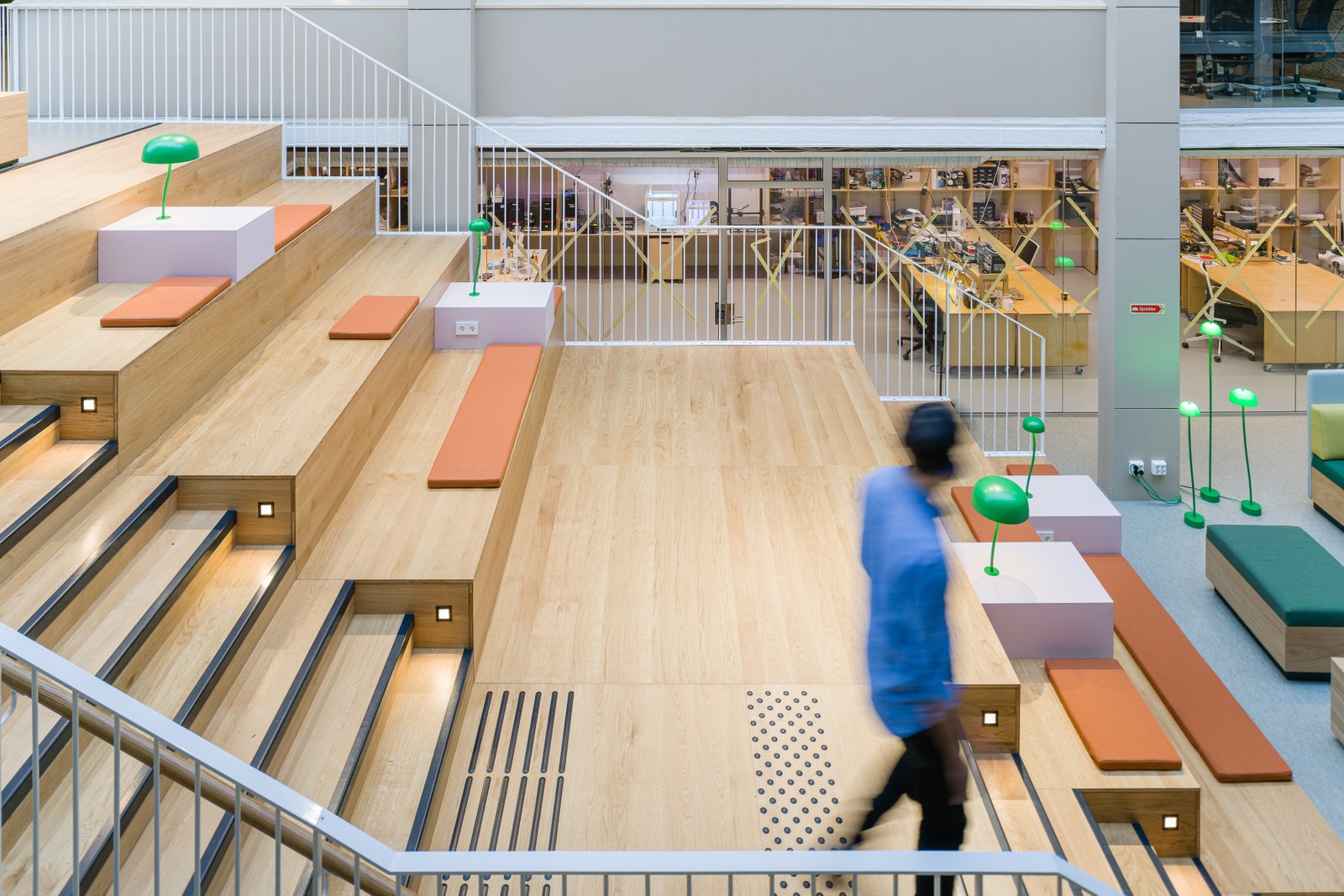 Glassgata går tvers gjennom hele bygget og blir ofte brukt til arrangementer, konferanser og foredrag. Galleribilde