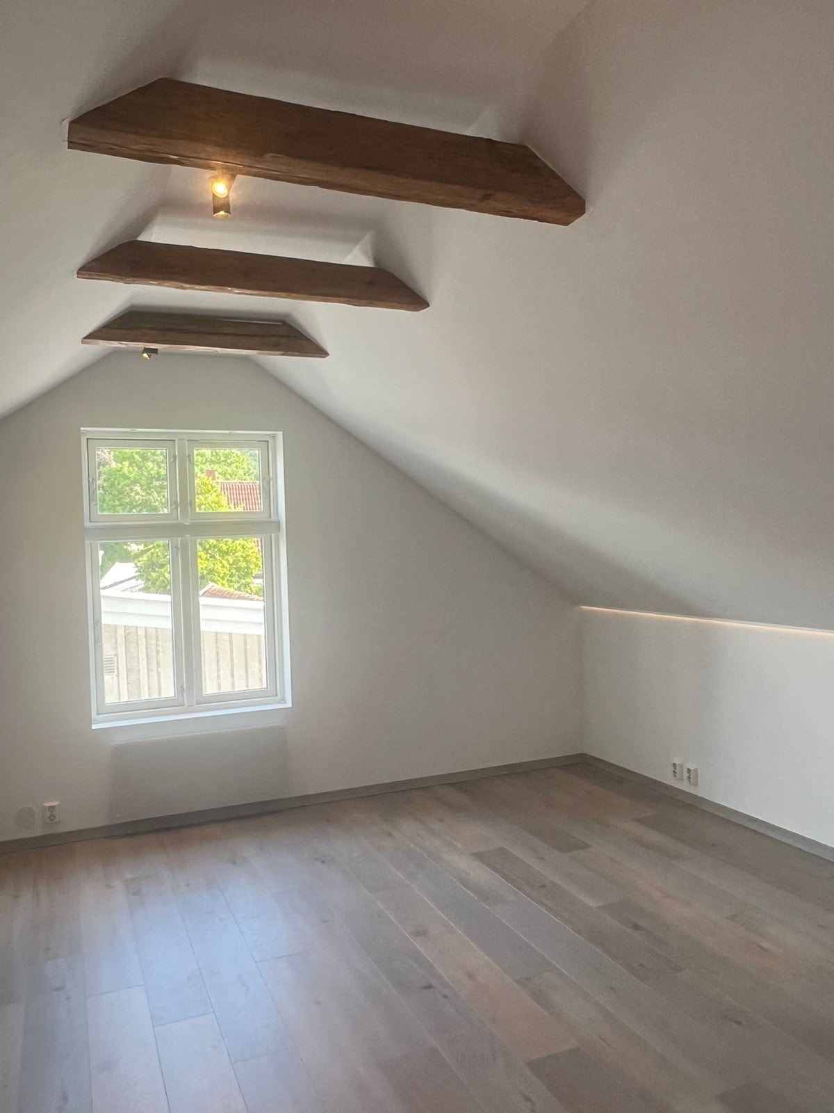 Del av stuen, med bjelker i taket Galleribilde