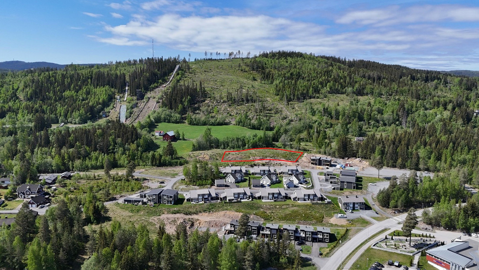 Tomten er merket med rød omramming