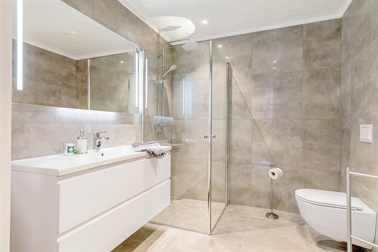 Bildet er tatt fra en tilsvarende bolig og det påpekes at det er avvik fra standard materialvalg. Galleribilde