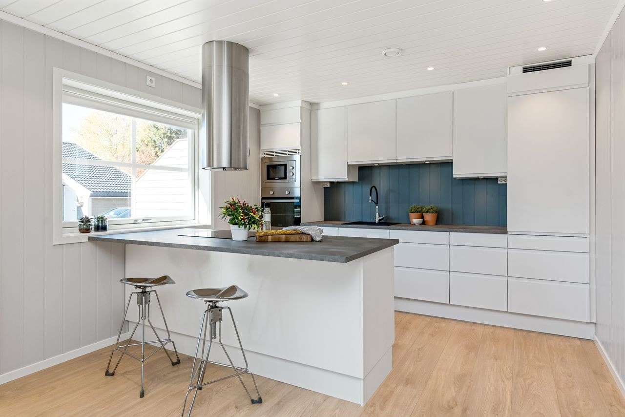 Bildet er tatt fra en tilsvarende bolig og det påpekes at det er avvik fra standard materialvalg. Galleribilde