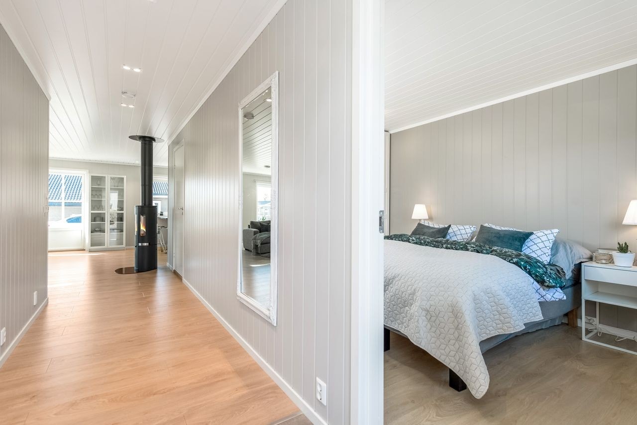 Bildet er tatt fra en tilsvarende bolig og det påpekes at det er avvik fra standard materialvalg. Galleribilde