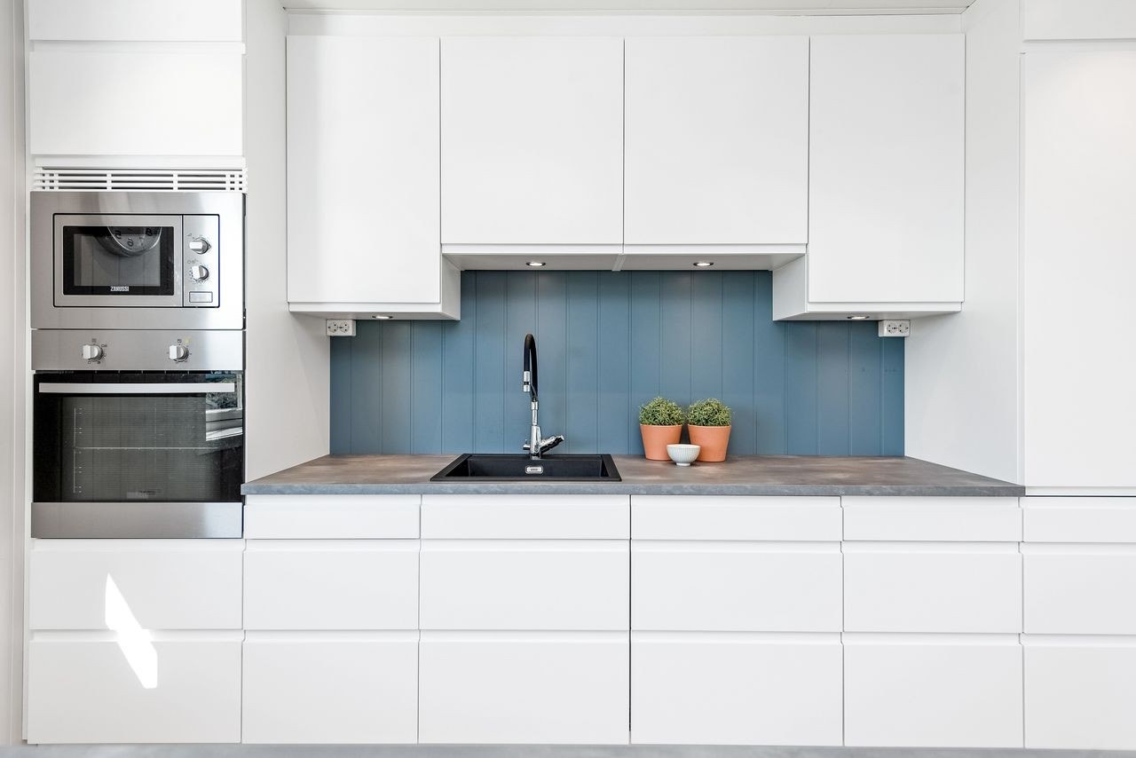 Bildet er tatt fra en tilsvarende bolig og det påpekes at det er avvik fra standard materialvalg. Galleribilde