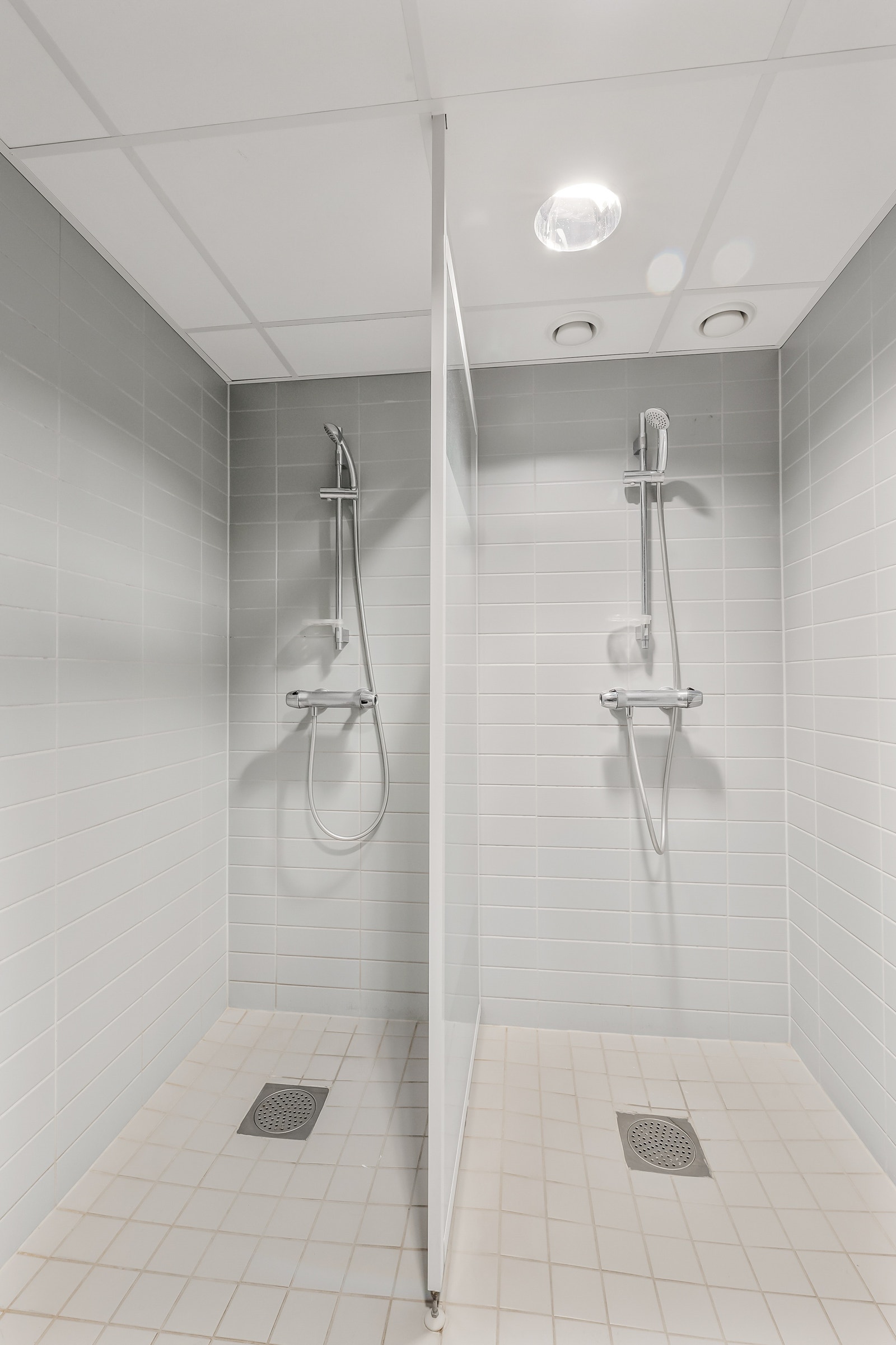 Dusj i garderobe i kjeller Galleribilde