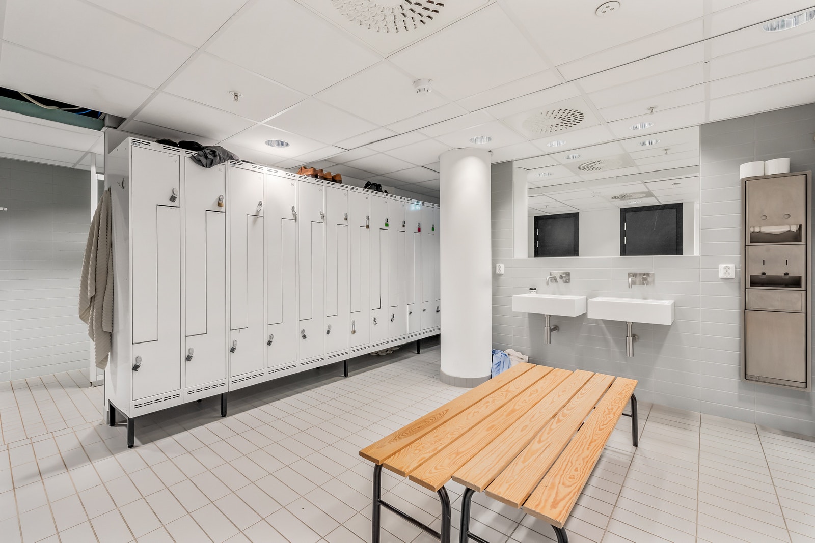 Felles garderobe i kjeller Galleribilde