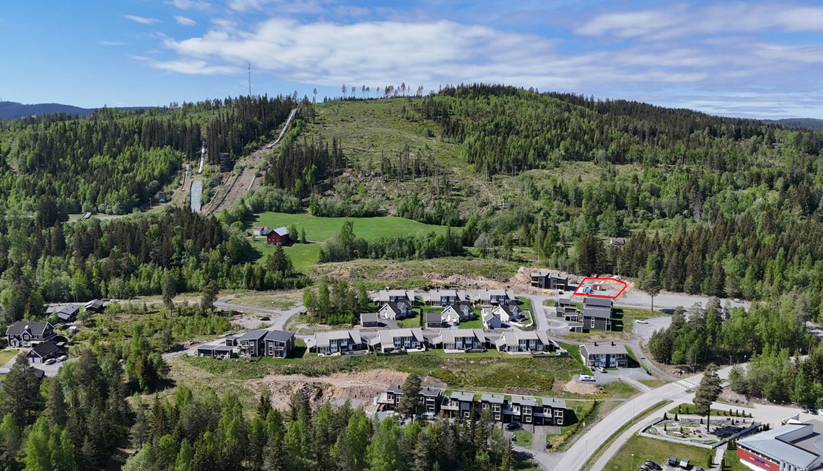 Tomta ligger merket med rød omramming