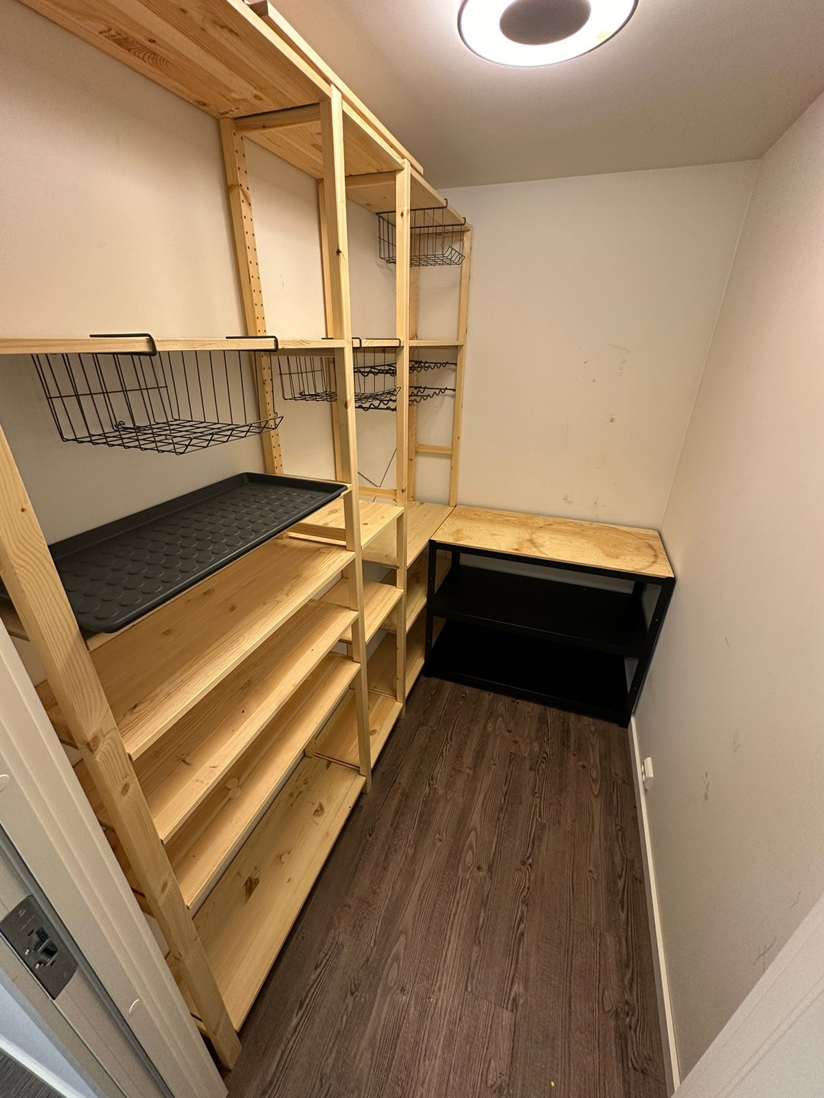 Romslig sportsbod i første etasje med hyller og arbeidsbenk Galleribilde