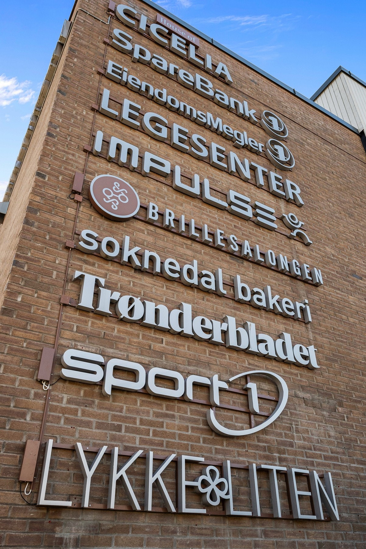 I gangavstand fra leiligheten har du blant annet Thoragården og Melhustorget med et bredt utvalg burikker, cafeer og restauranter. Galleribilde