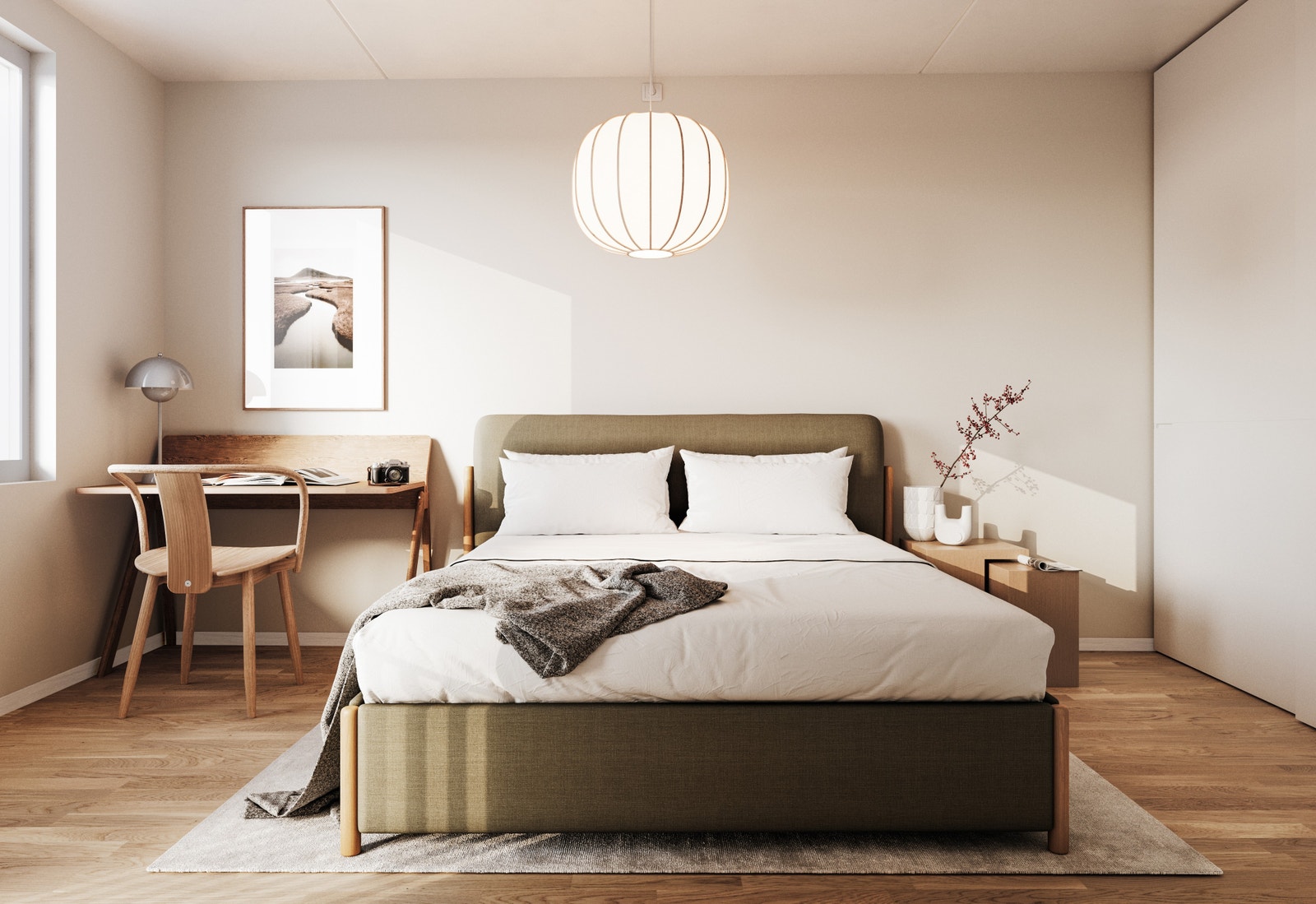 Hovedsoverom med plass til stor garderobe og hjemmekontor. Det store vinduet gir mye lys, men er også godt isolert for eventuelt støy fra veien. Galleribilde