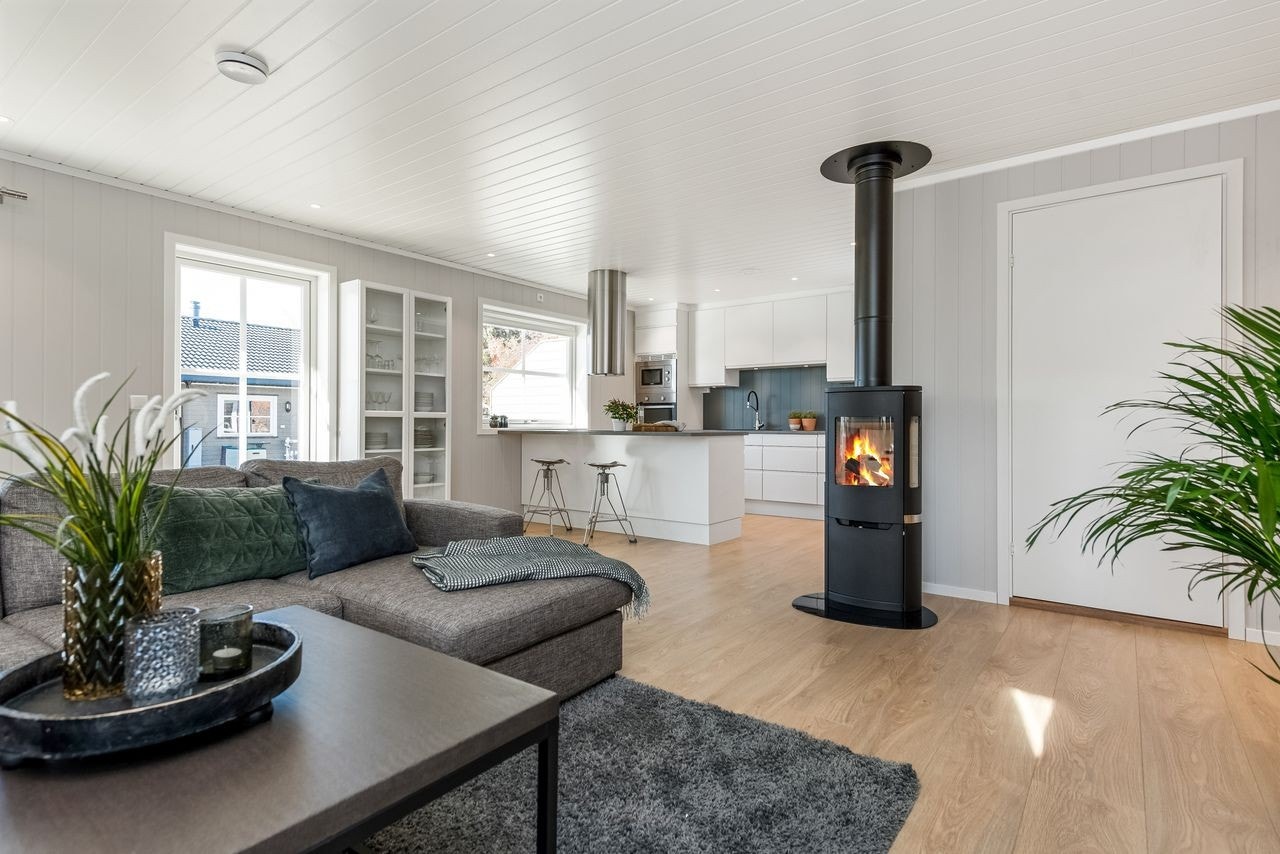 Bildet er tatt fra en tilsvarende bolig og det påpekes at det er avvik fra standard materialvalg. Galleribilde