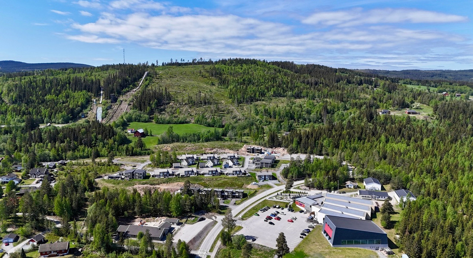 Raufoss skogen ligger idyllisk til med Raufoss Badeland og barnehage like i nærheten