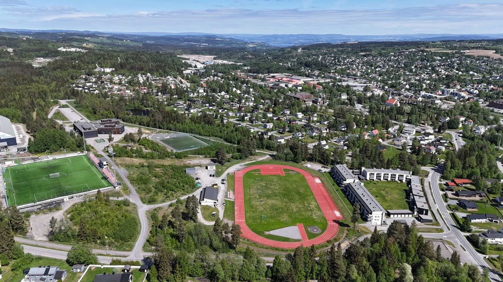 Raufoss stadion og friidrettanlegget ligger i umiddelbar nærhet.