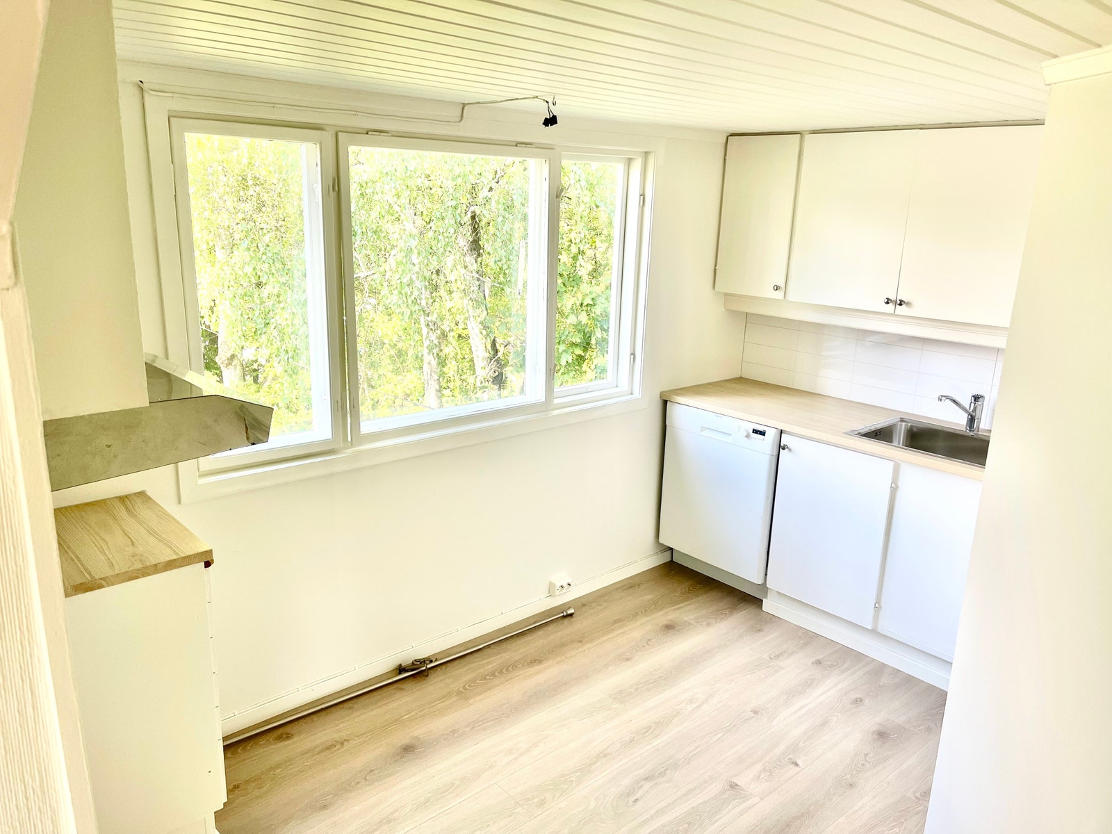 Plass til spisebord ved vindu Galleribilde