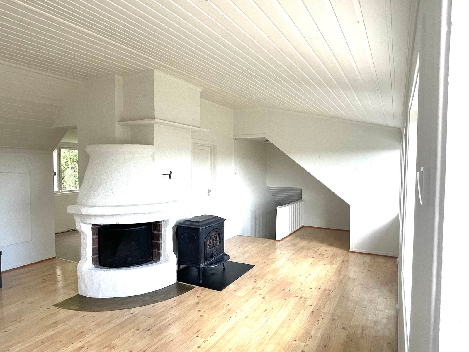 Stue med peis og vedovn Galleribilde