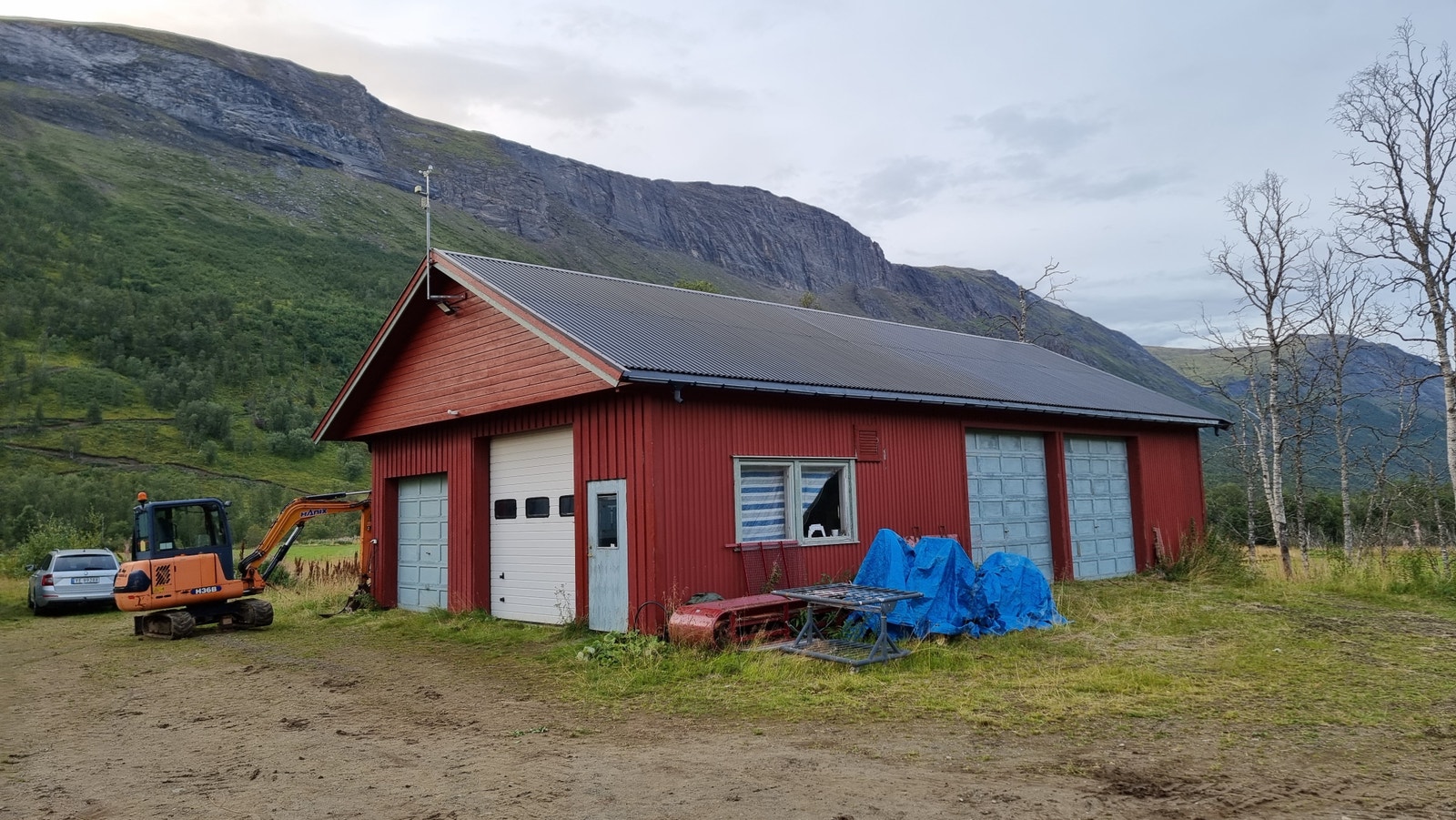Redskapshuset. Trærne er siden fjernet. Galleribilde