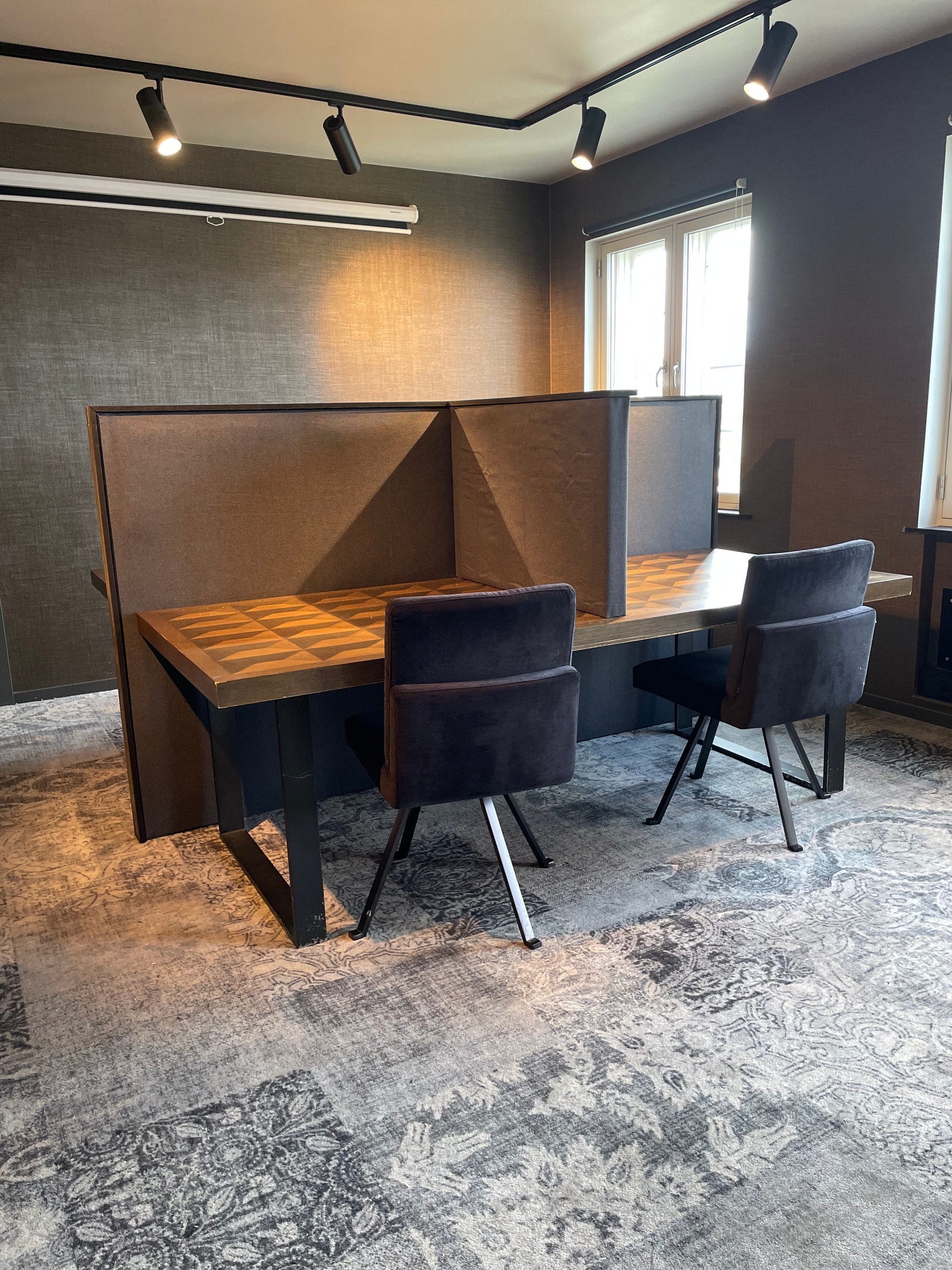 Kontorlandskapet er delt i to seksjoner, med 4 pulter på hver Galleribilde