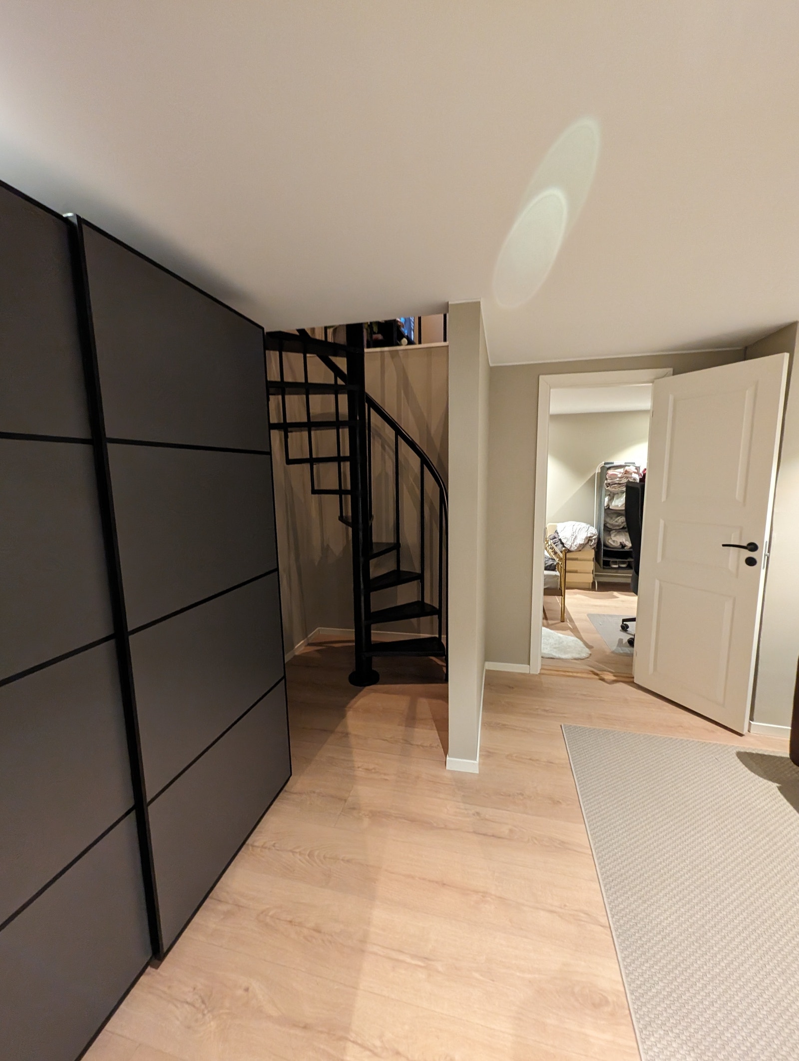 Skyvedørs garderobe i kjeller gang. Galleribilde