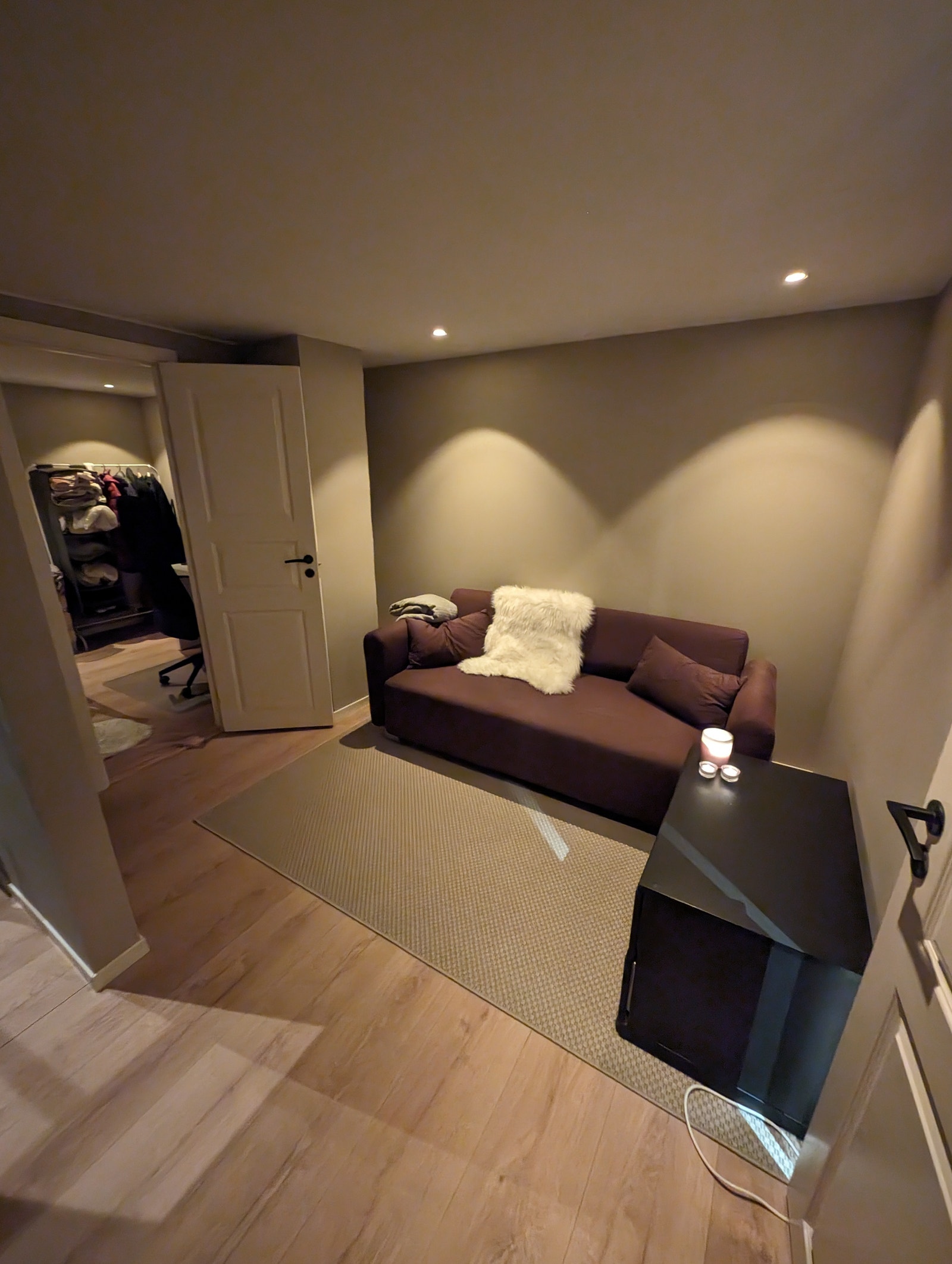 Sovesofa med plass til 1 i kjeller gang. Galleribilde