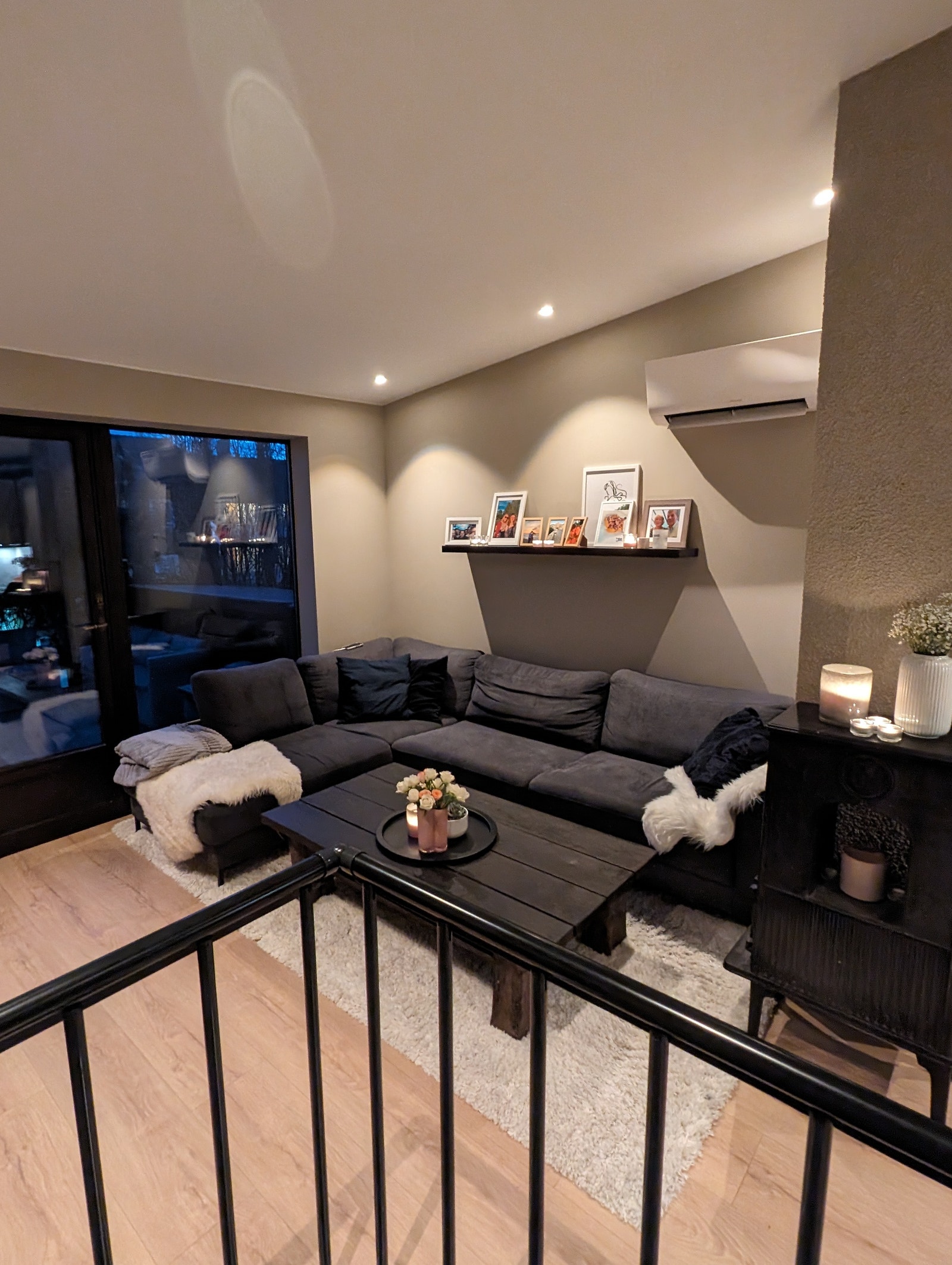 Hjørne sofa med rikelig plass Galleribilde