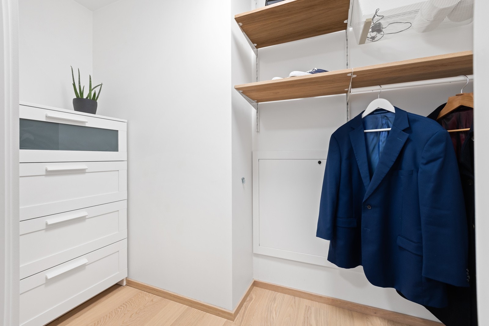 Tilgang til bod fra gangen med god oppbevaringsplass. Galleribilde