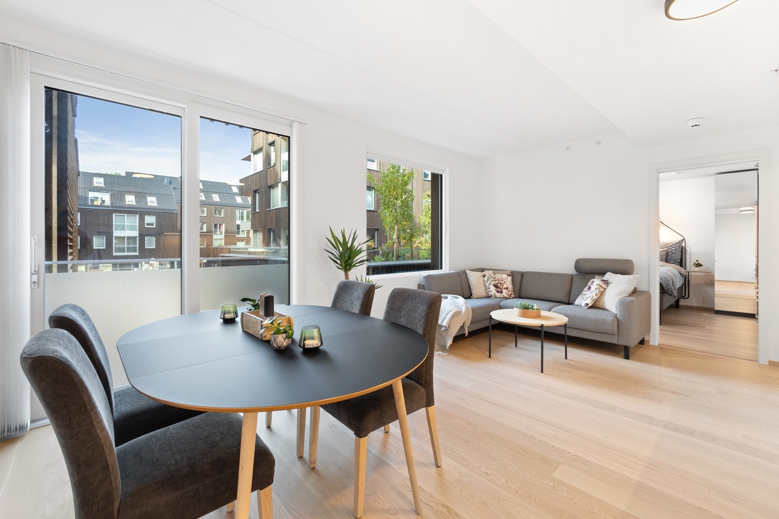 Lys og moderne leilighet med god planløsning og store vindusflater som slipper inn godt med naturlig lys. Galleribilde