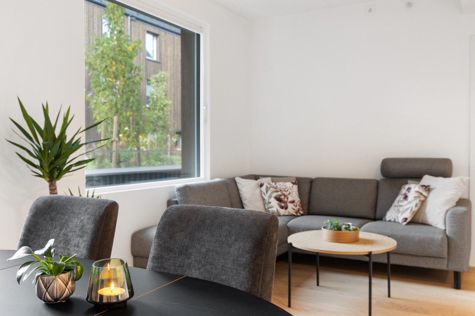 Det er åpen løsning mellom stue og kjøkken som gir en luftig og sosial romfølelse. Galleribilde