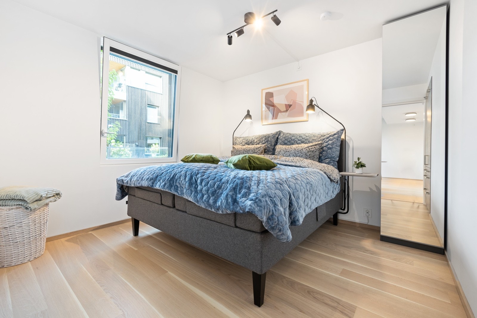 Soverom med garderobeskap. Galleribilde