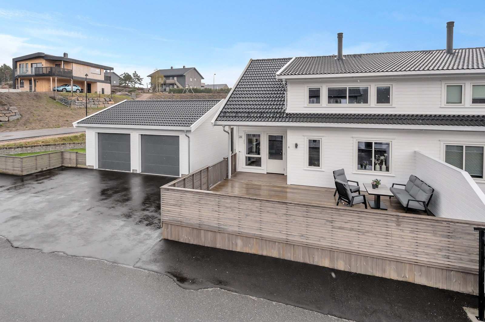 Flott romslig del av tomannsbolig med dobbeltgarasje, flere fine uteplasser! Galleribilde