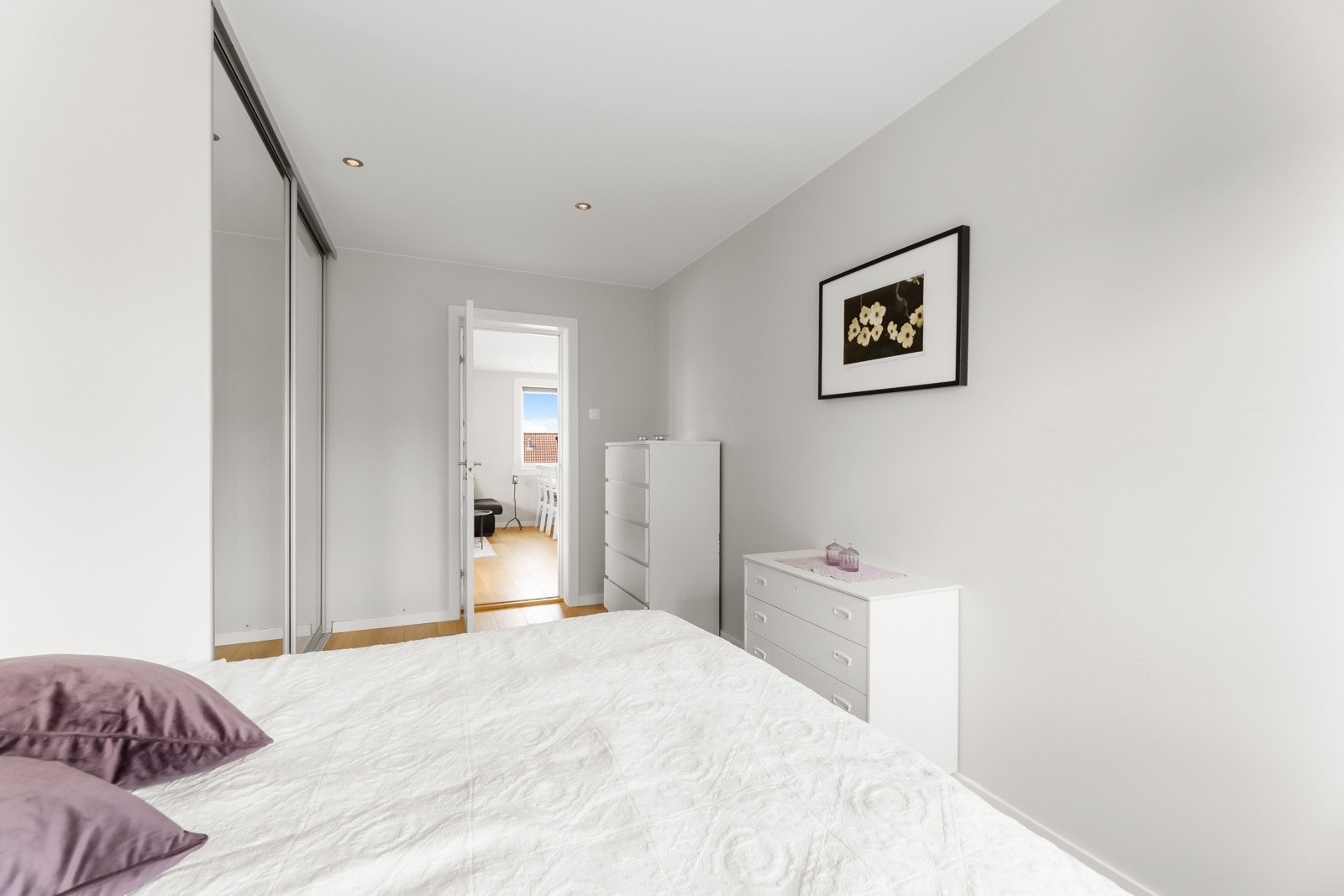 På hovedsoverommet er det skyvedørsgarderobe med speilfronter og god plass til dobbeltseng Galleribilde