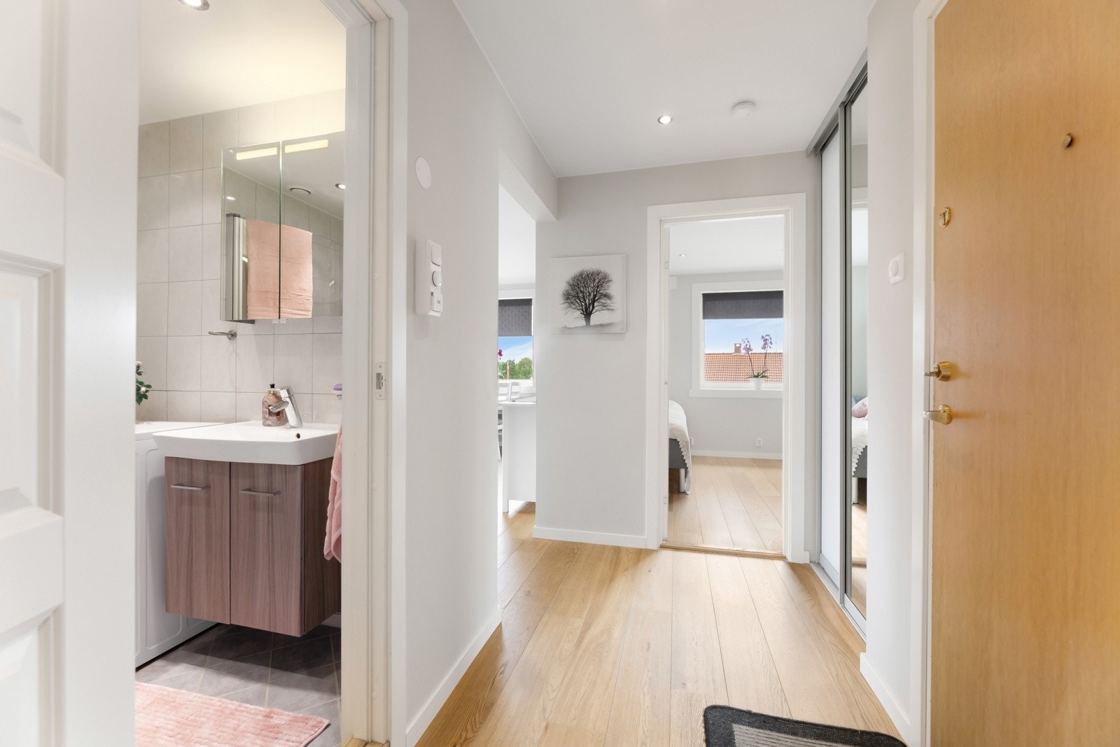 Entreen har en stor og dyp garderobe med god oppbevaringsplass Galleribilde
