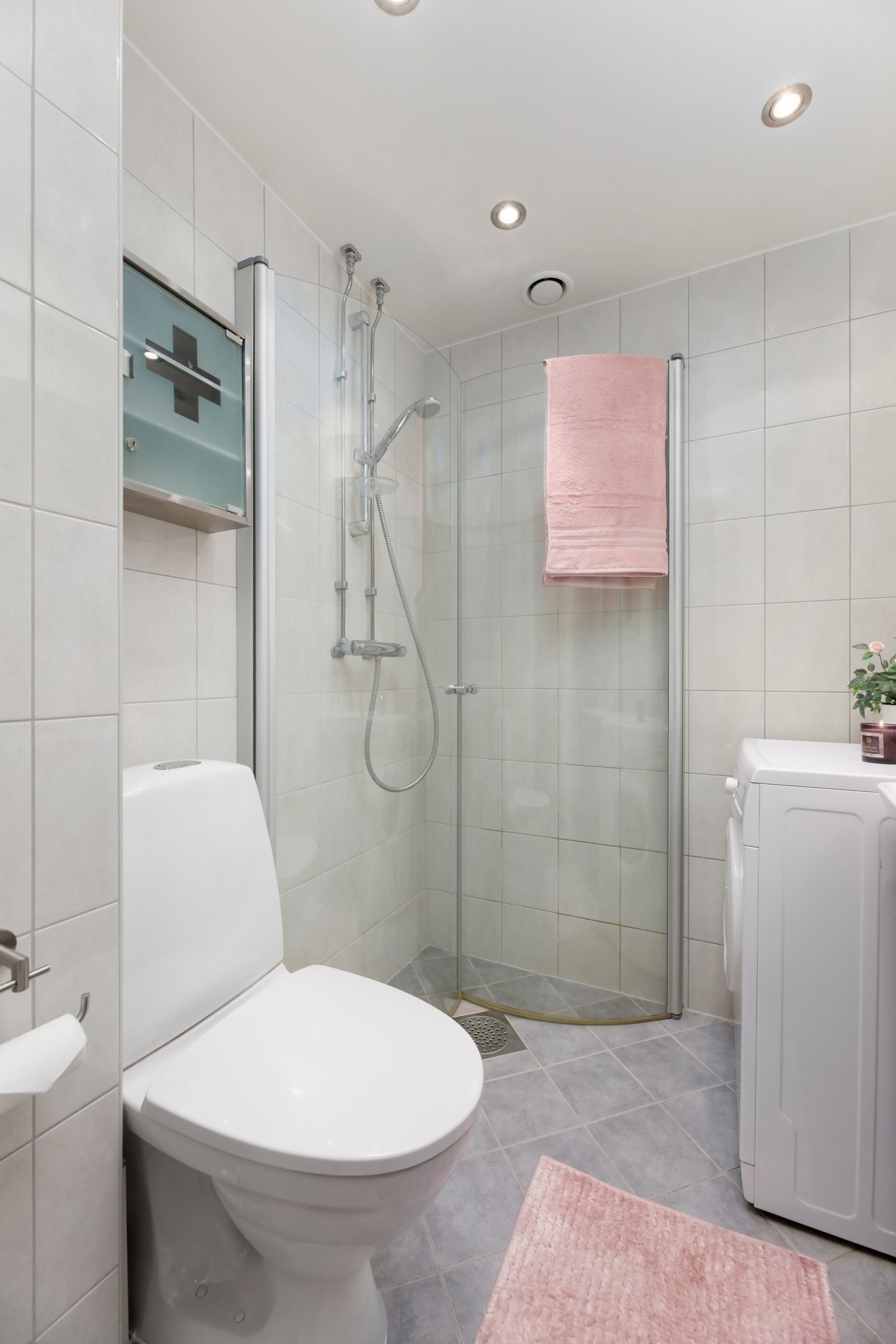 Utstyrt med bl.a. downlights, gulvvarme og opplegg for vaskemaskin Galleribilde