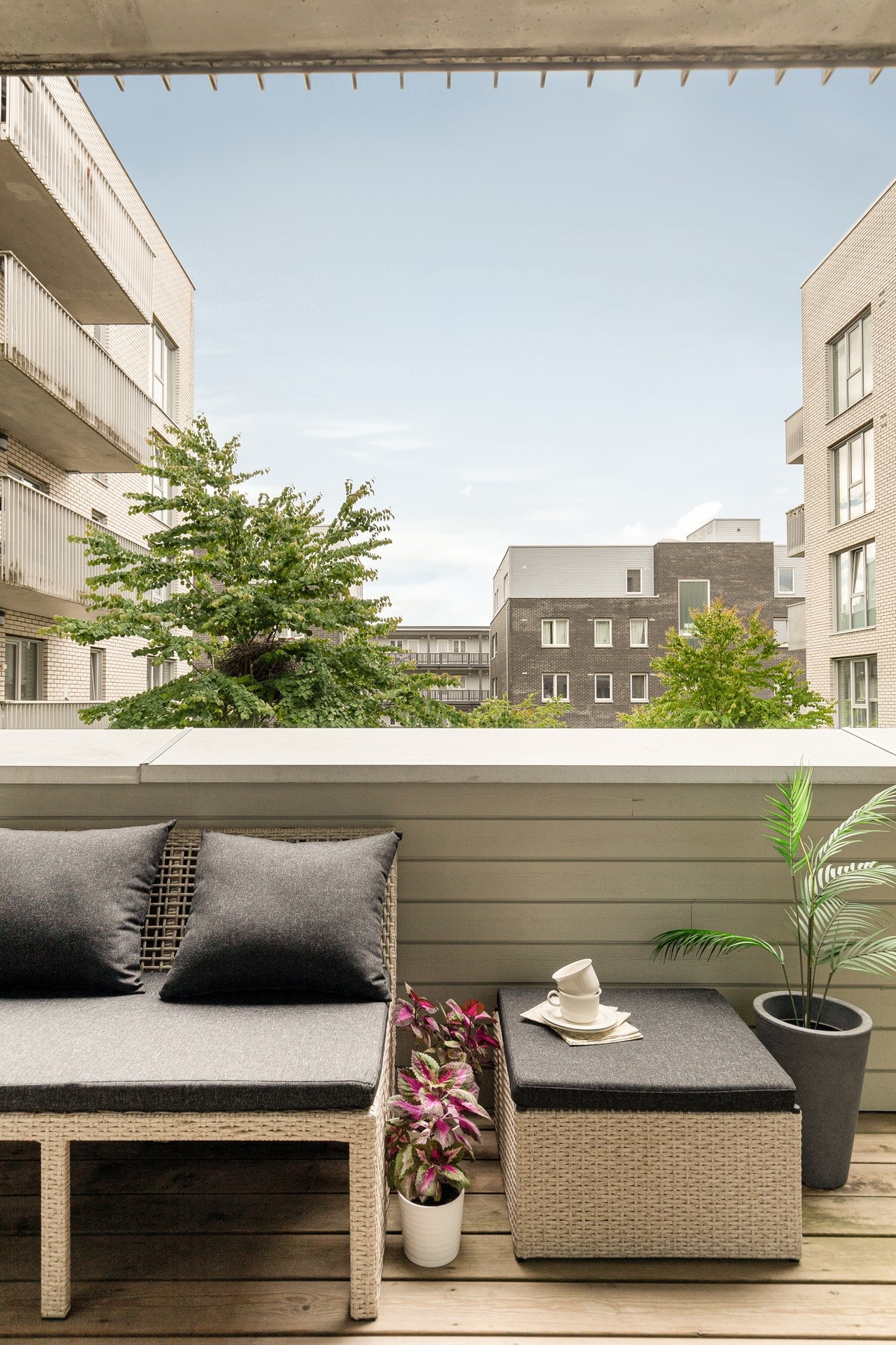 Her kan solen nytes fra ca. kl. 11 til ca. 19 på sommerstid. Innred balkongen med utemøbler, grill og beplantning for å skape din egen oase. Galleribilde