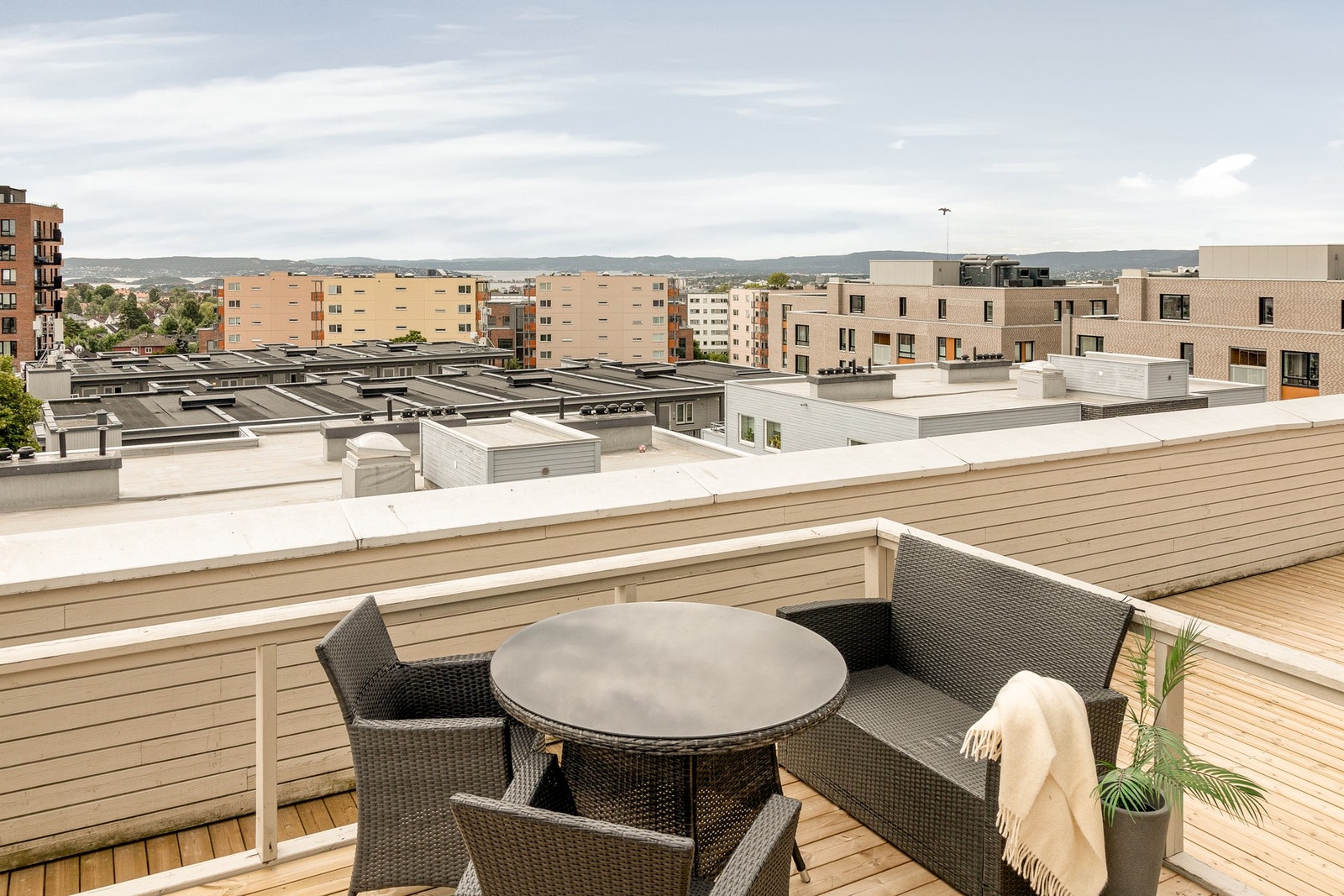 Ta heisen opp til nydelig felles takterrasse som nylig ble oppgradert. Galleribilde