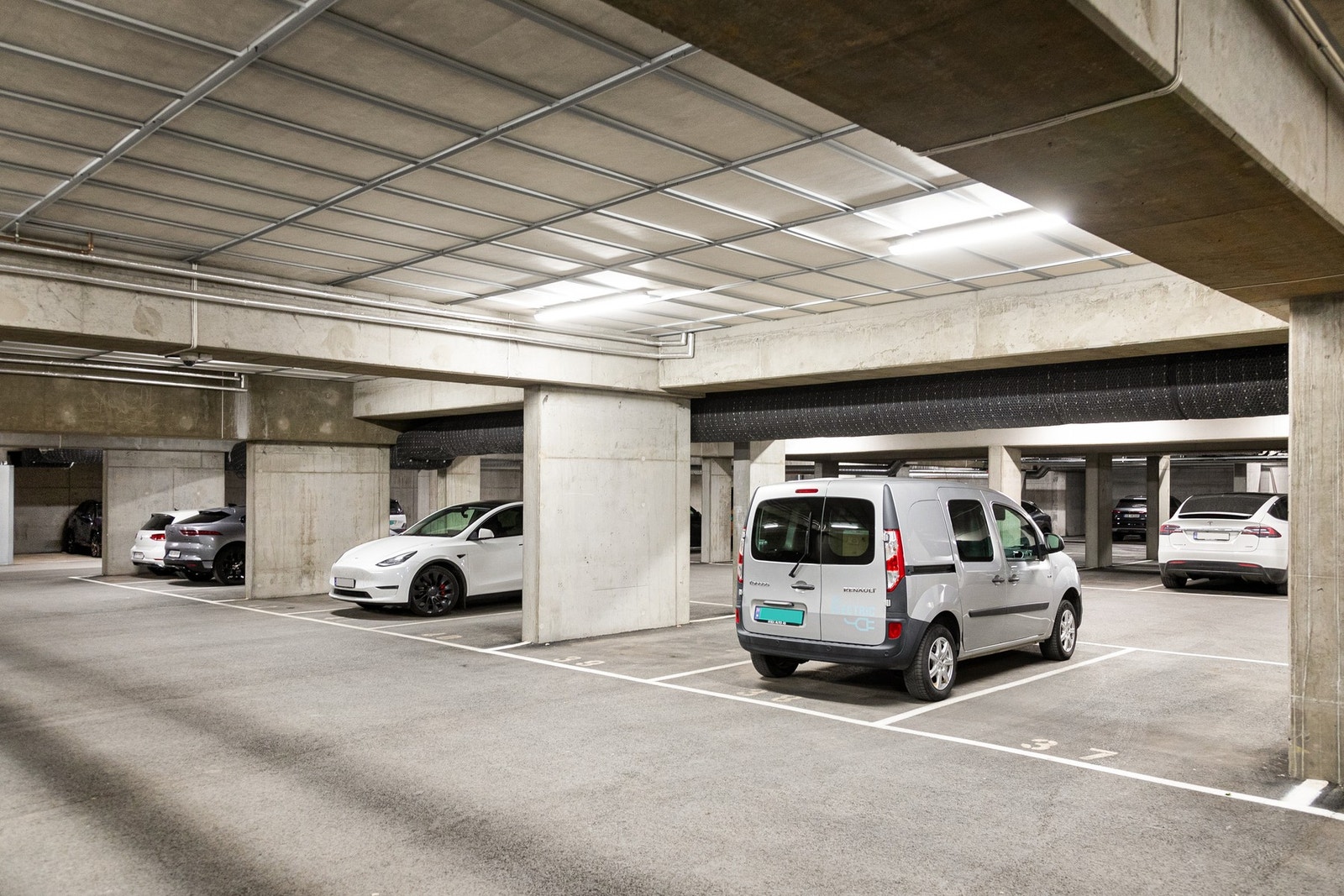 Stort underliggende garasjeanlegg med mulighet for leie av garasjeplass. Ta kontakt med Onepark for priser og ledighet. Galleribilde