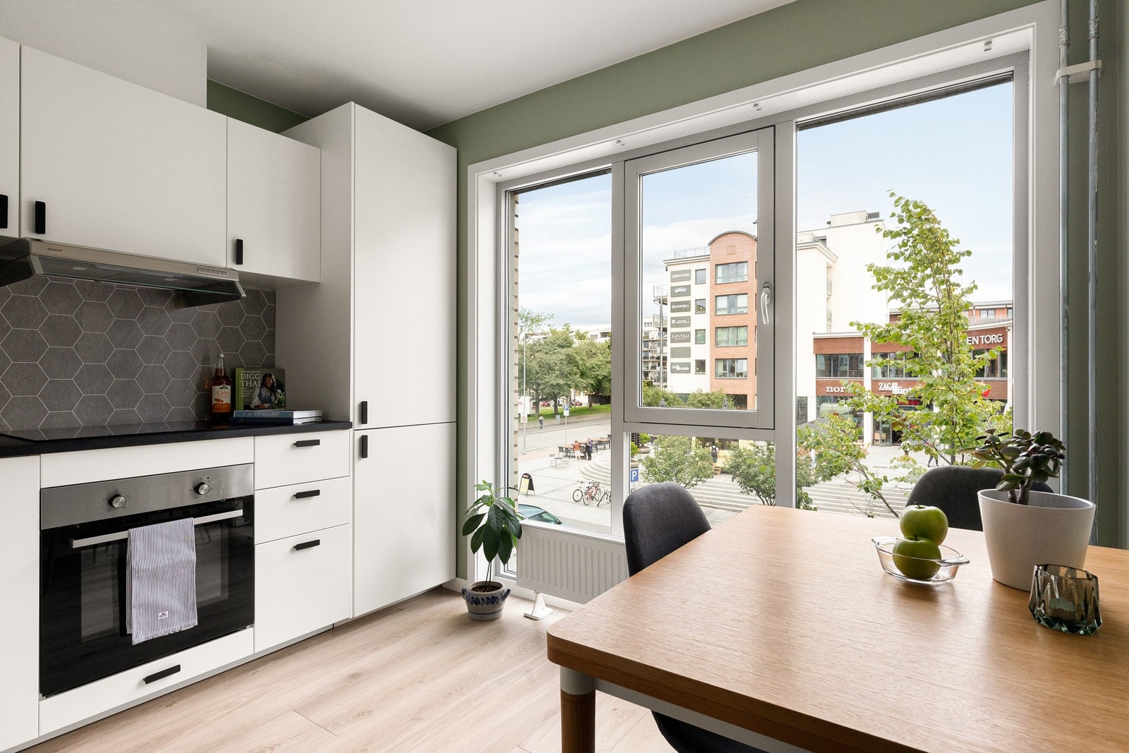 Plass til hyggelig spisegruppe for lengre frokoster eller middager. Galleribilde