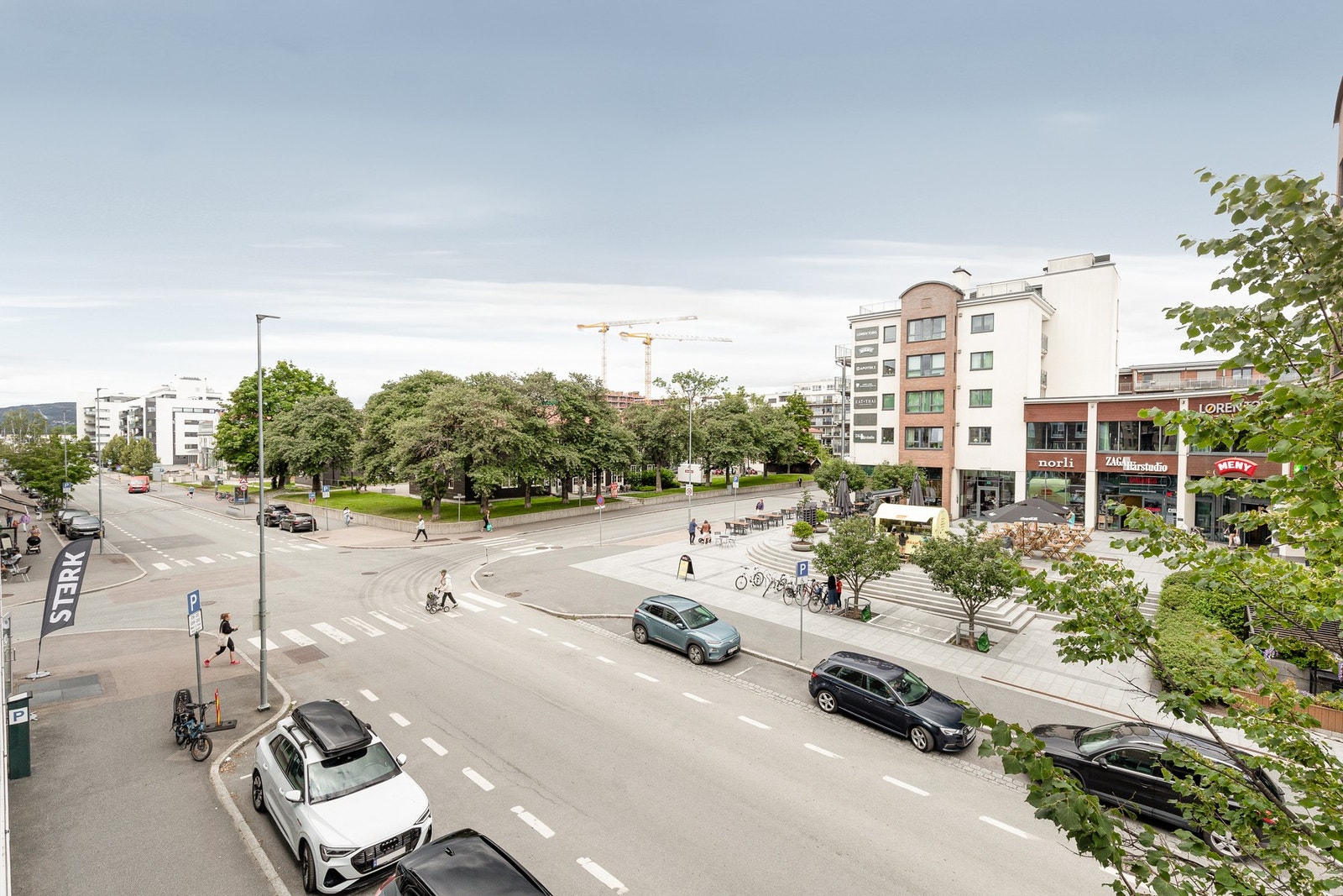 Leiligheten har en meget god og sentral beliggenhet på Løren, med kort vei til kafeer, restauranter, kollektivtilbud og alt hva Løren har å by på. Galleribilde